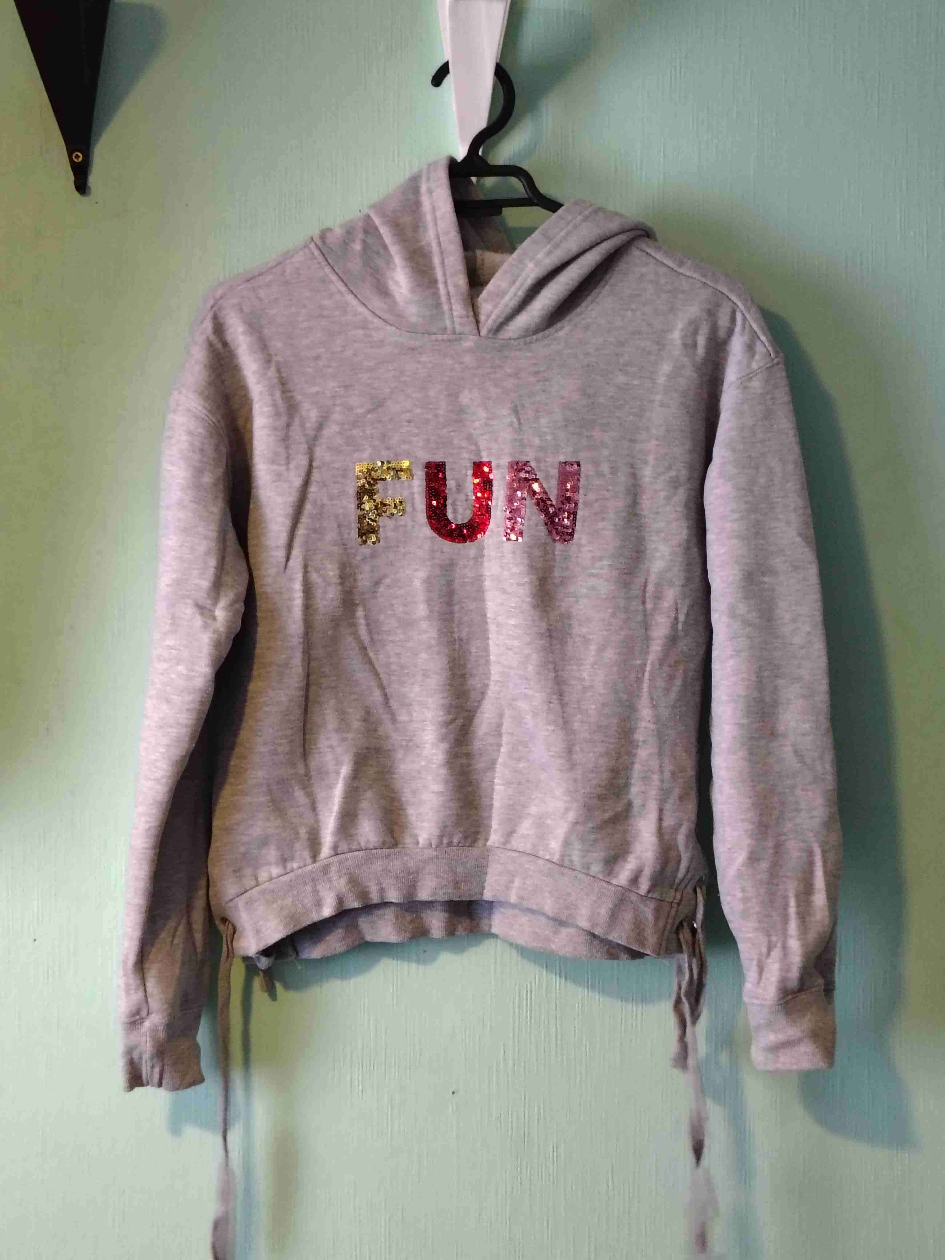 Polerón gris con capucha y letras - miniatura 1