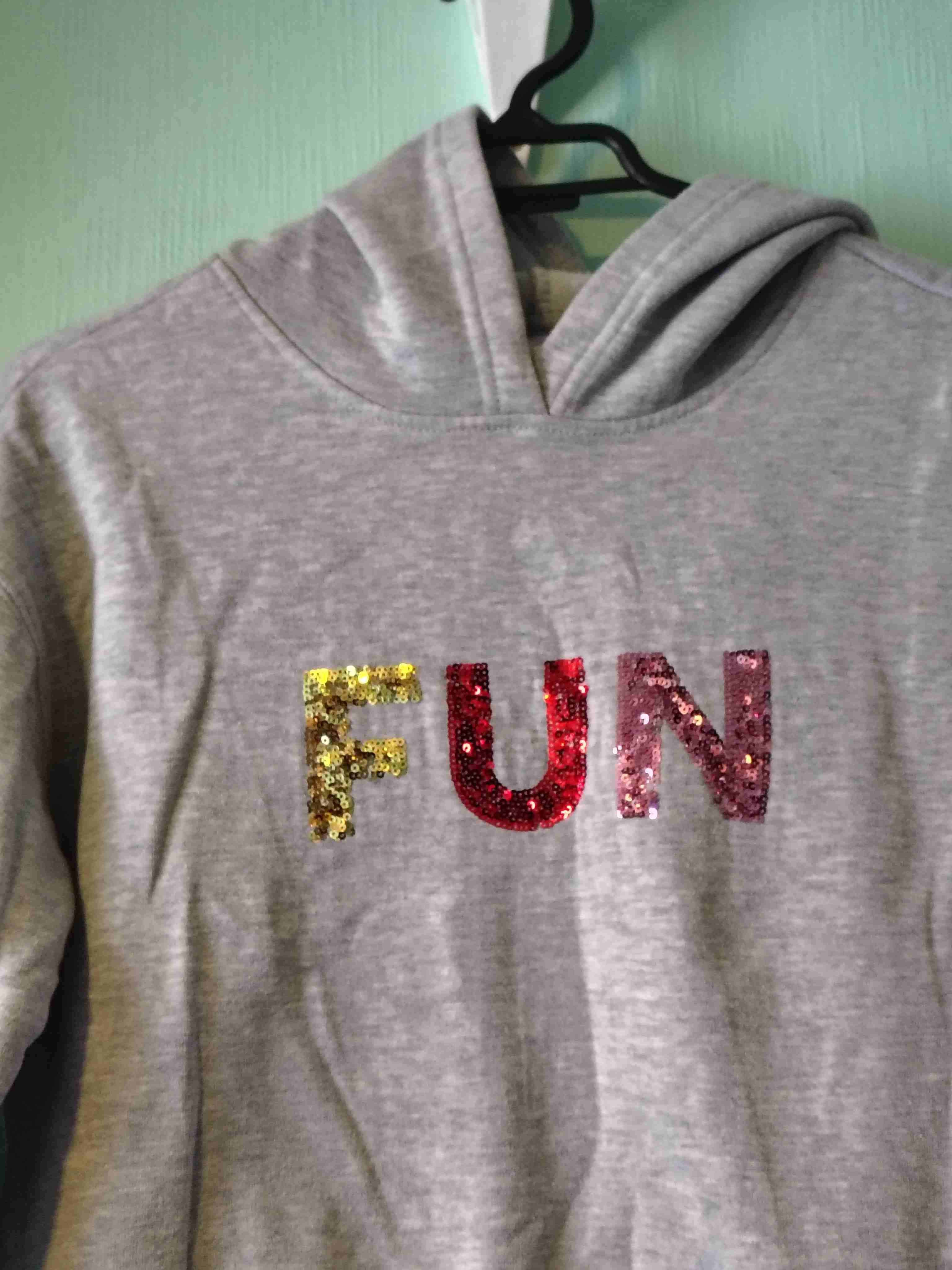 Polerón gris con capucha y letras - miniatura 2