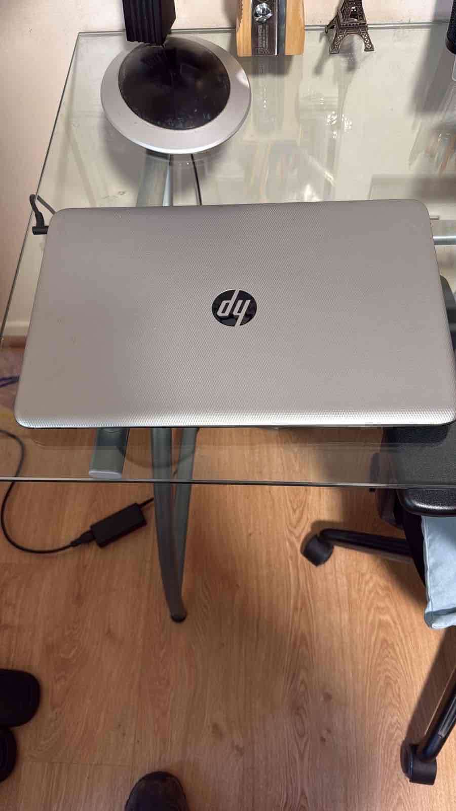 Laptop HP gris buena condición - 1