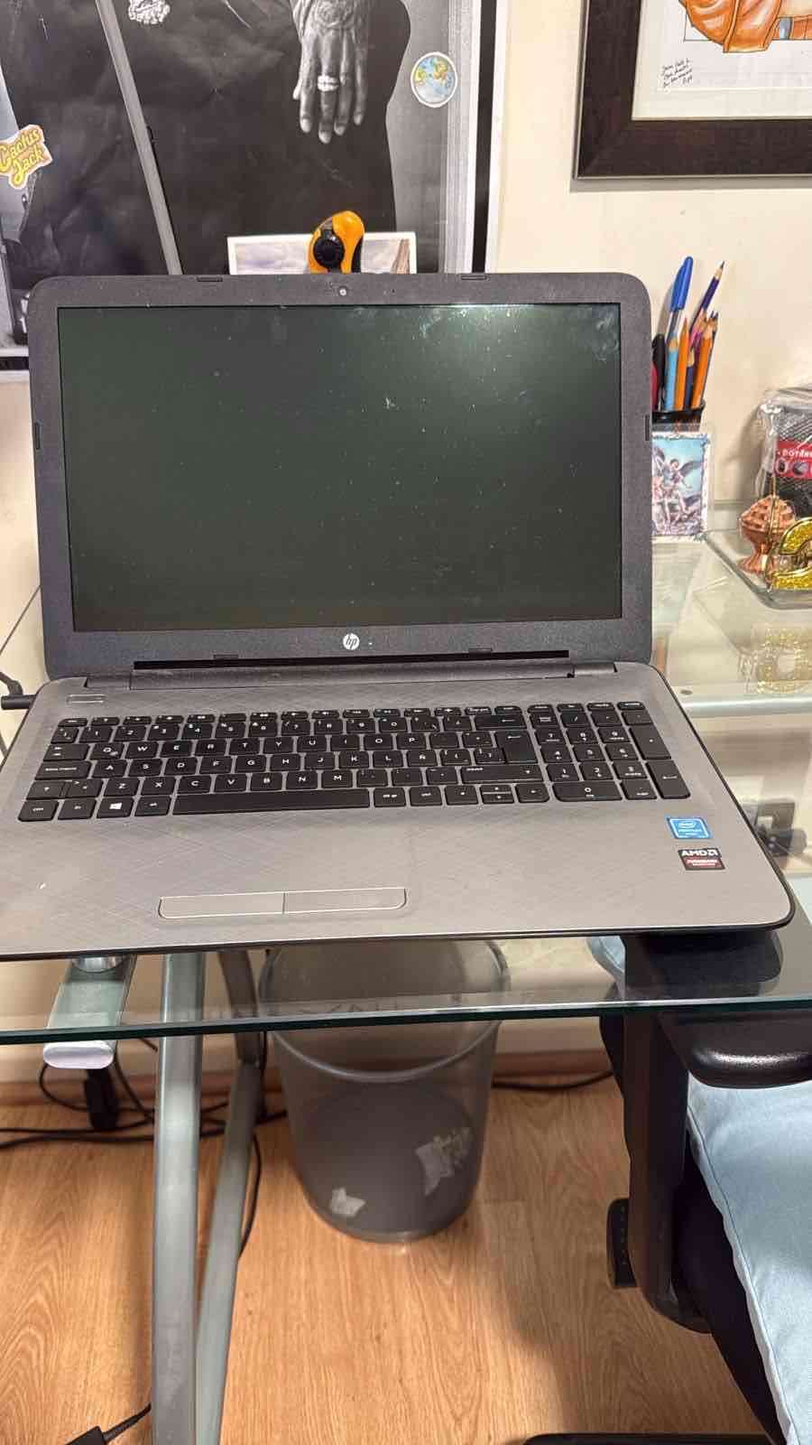 Laptop HP gris buena condición - 2