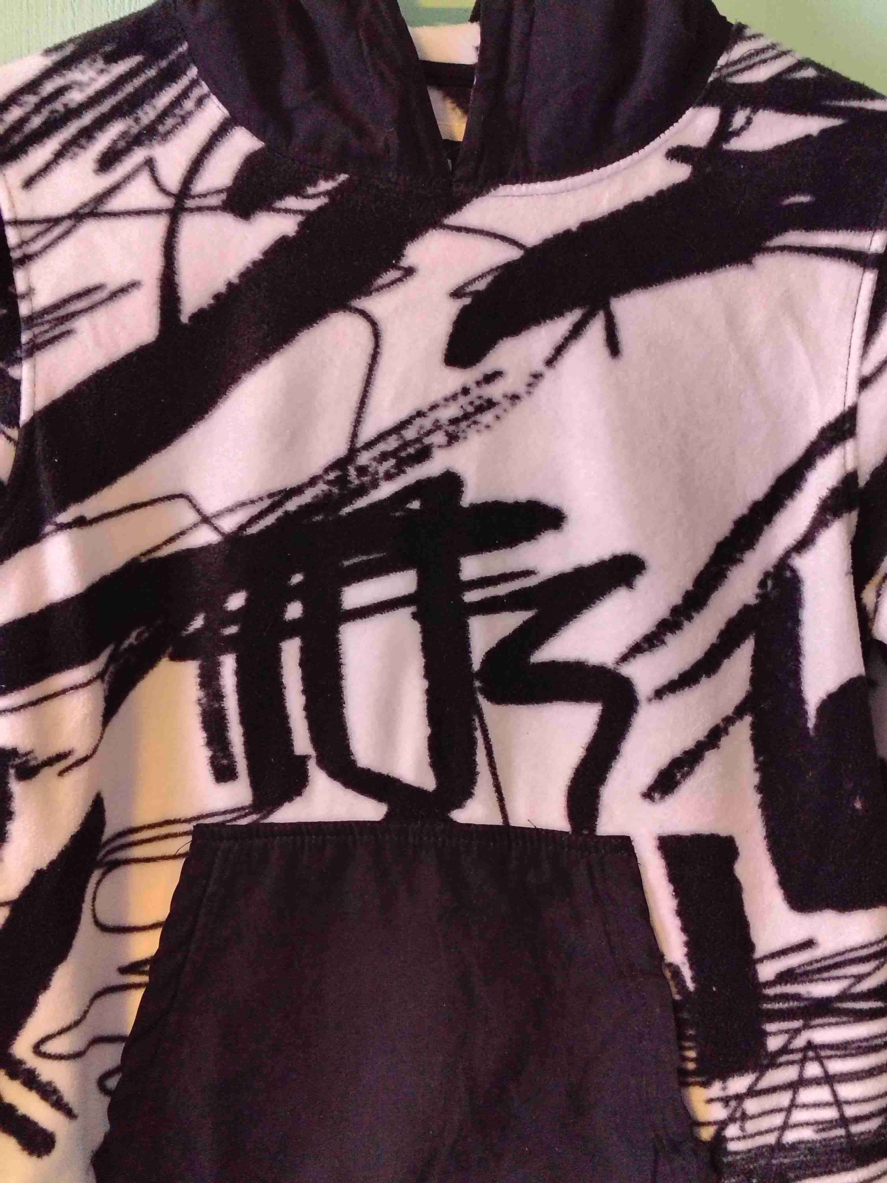 Polerón con capucha blanco y negro - miniatura 2