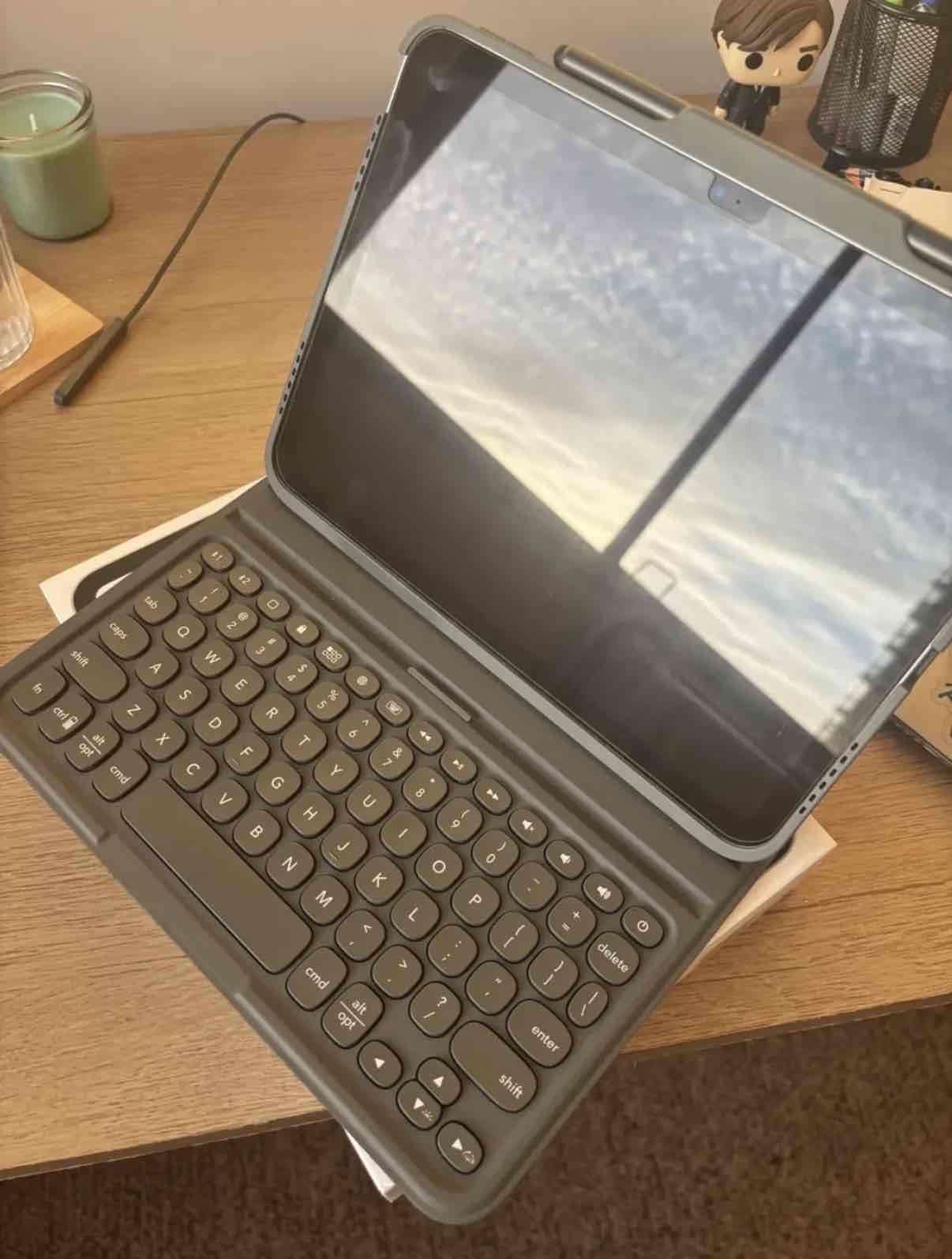 iPad con teclado y caja original - miniatura 2