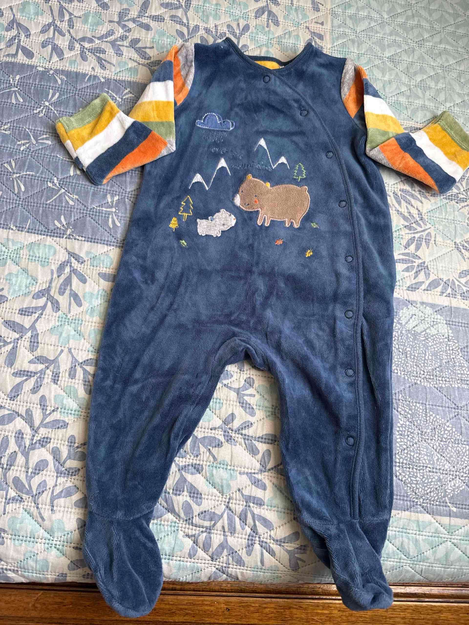 Enterito de bebé azul con diseño