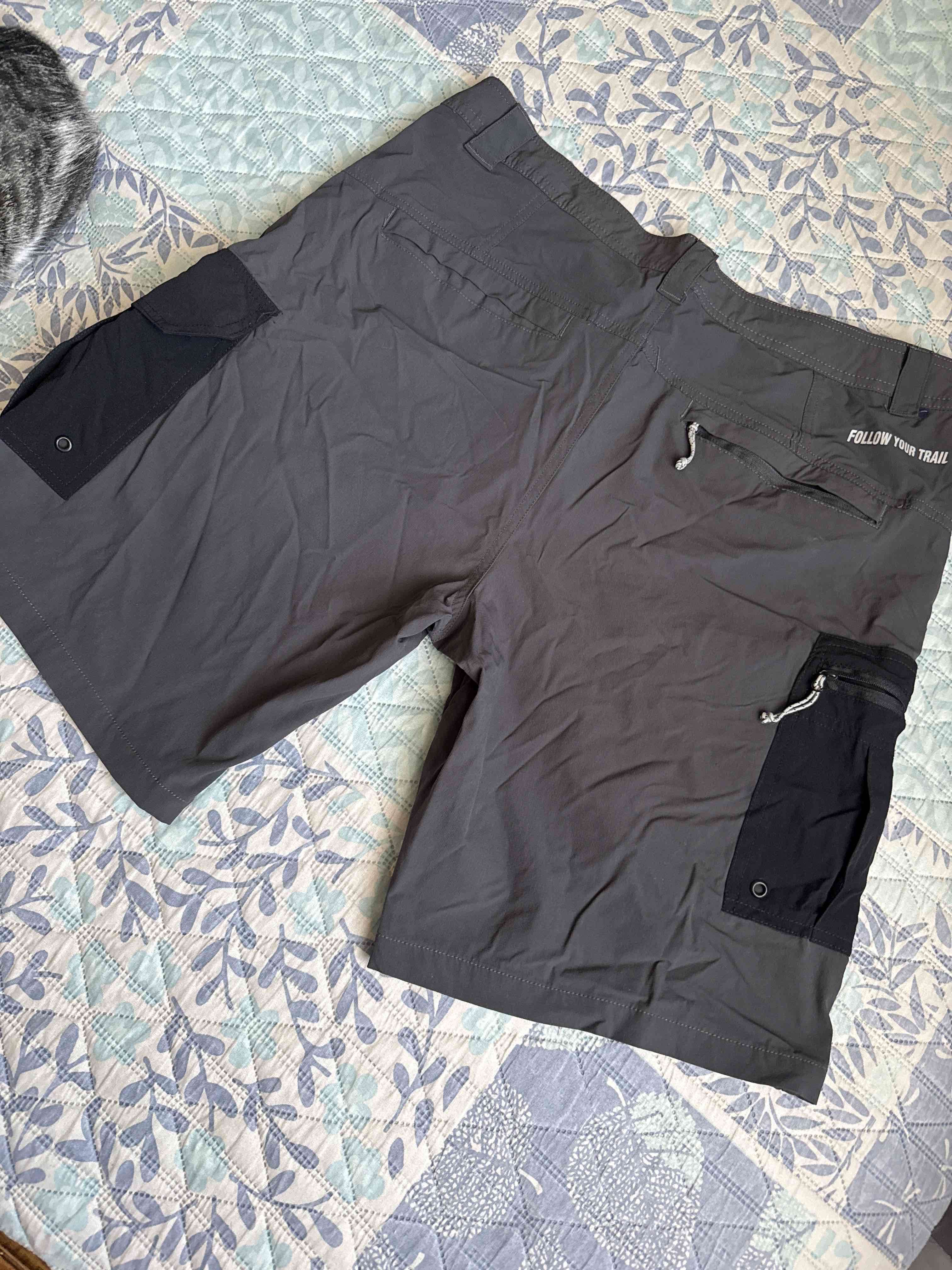 Bermudas grises con bolsillos - miniatura 3