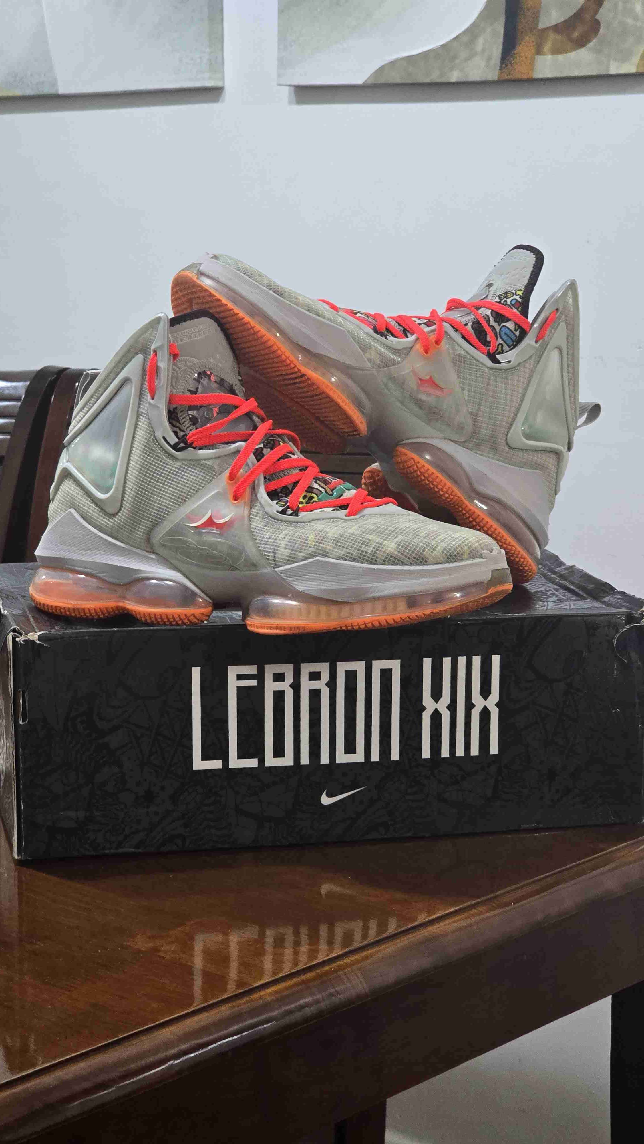 Zapatillas Lebron XIX grises y naranjas - miniatura 1