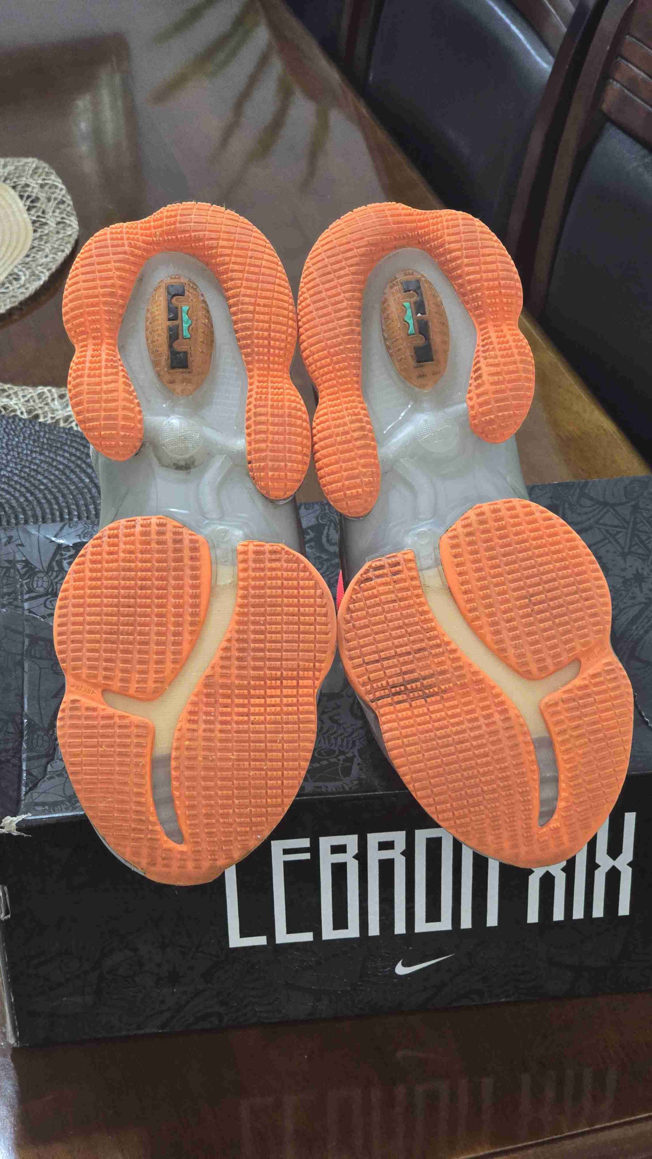 Zapatillas Lebron XIX grises y naranjas - miniatura 2
