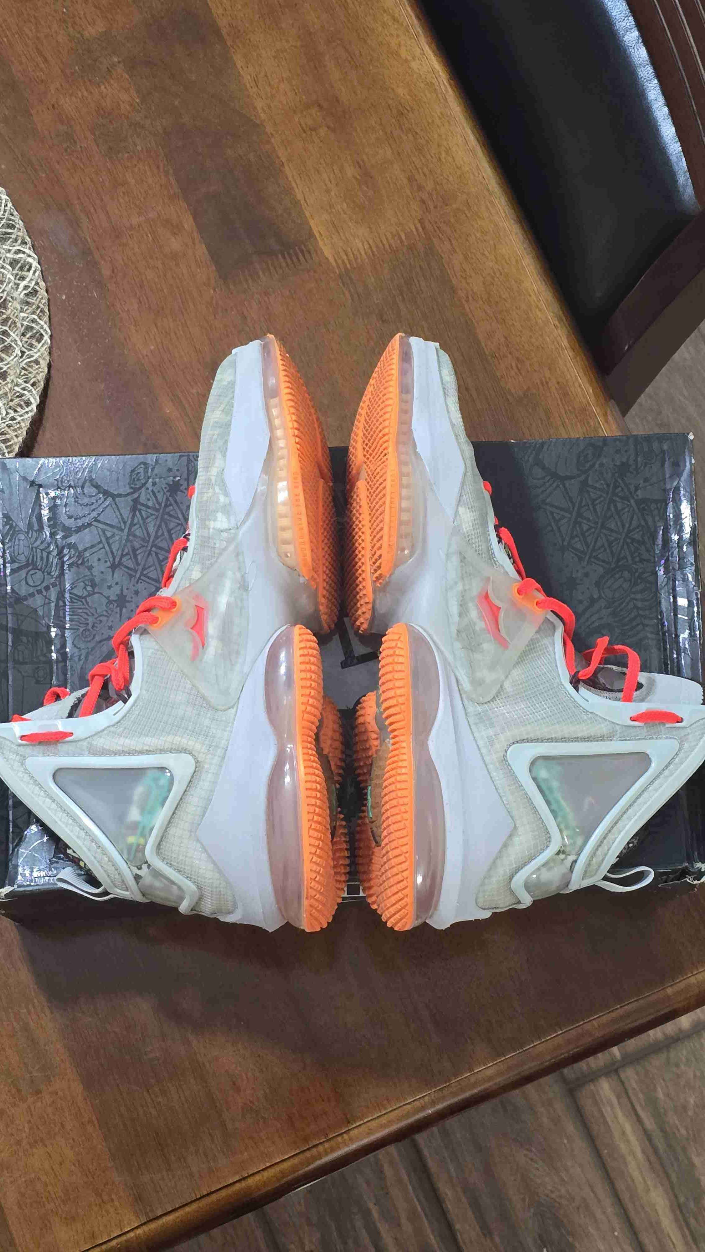 Zapatillas Lebron XIX grises y naranjas - miniatura 3