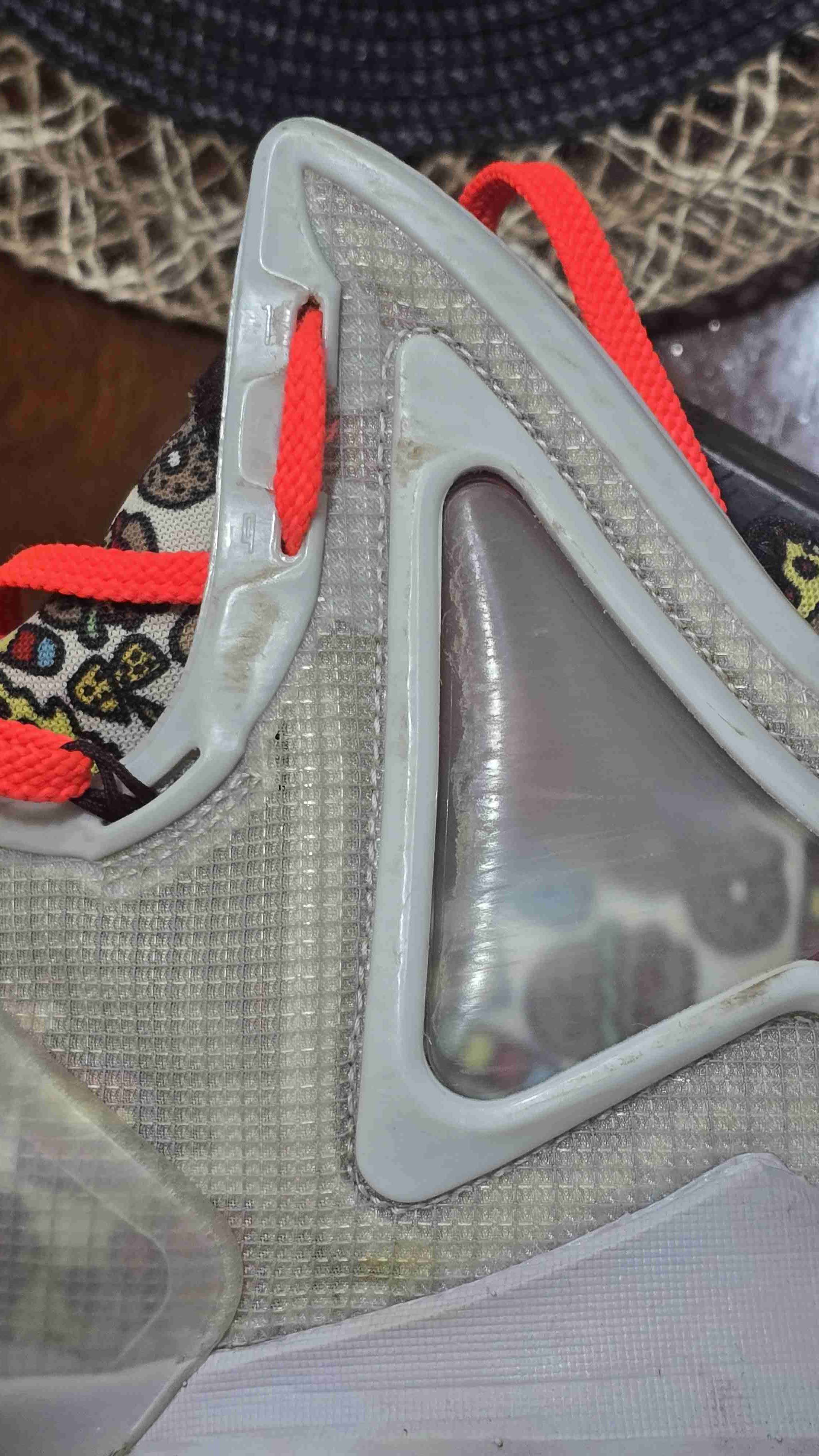 Zapatillas Lebron XIX grises y naranjas - miniatura 4