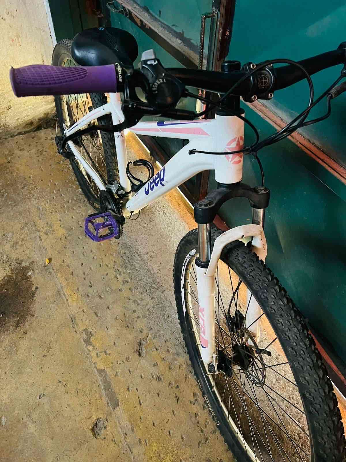 Bicicleta Jeep de montaña blanca aro 27 - miniatura 3