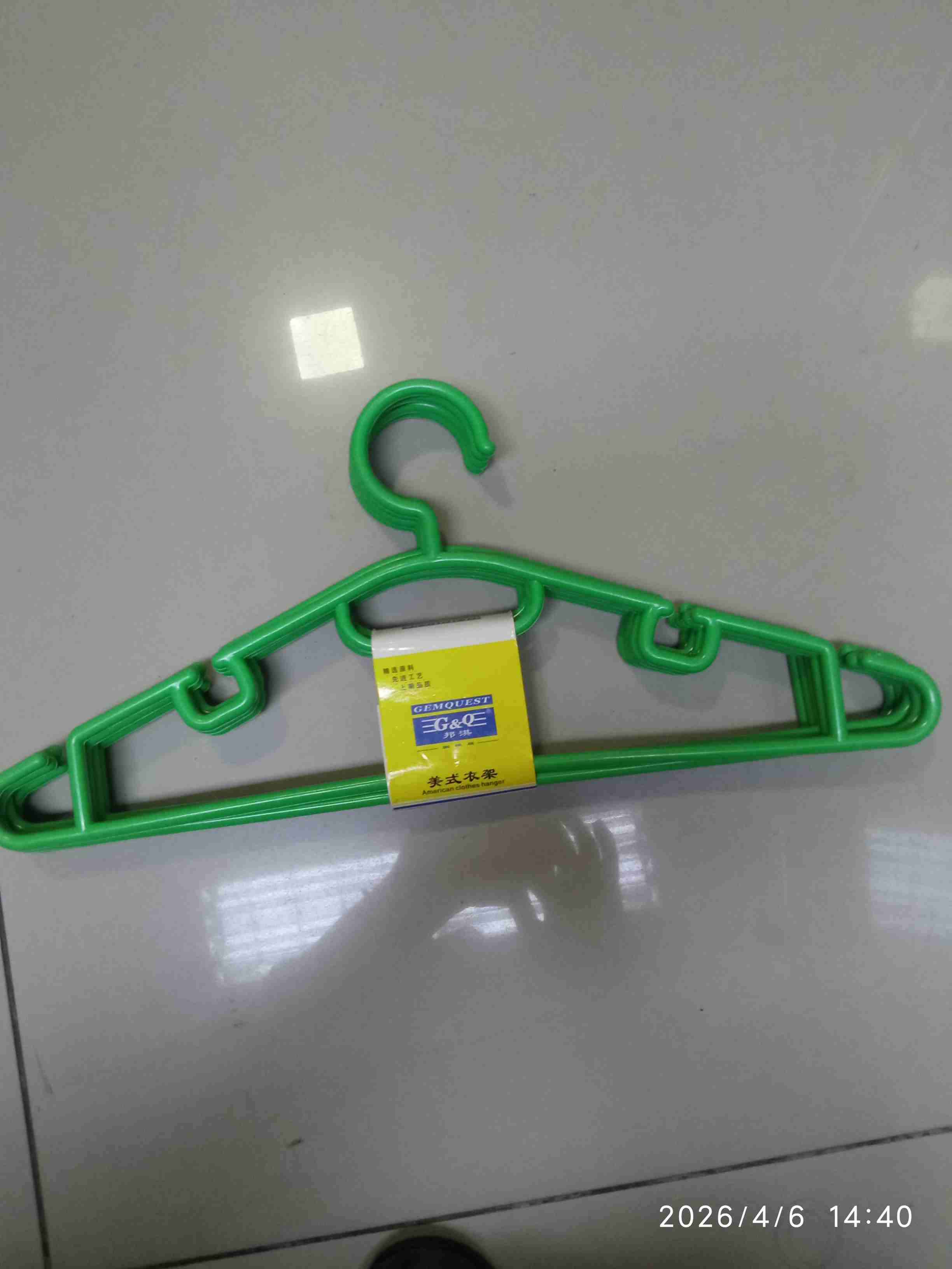 Set de 5;perchas plásticas coloridas - miniatura 2