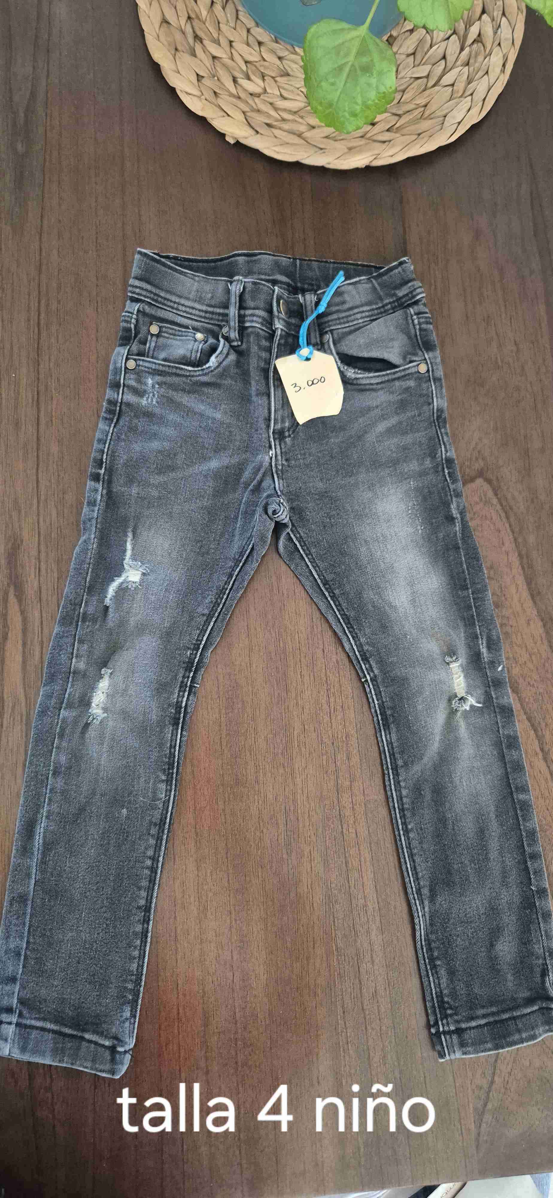 Jeans niño talla 4 desgastados