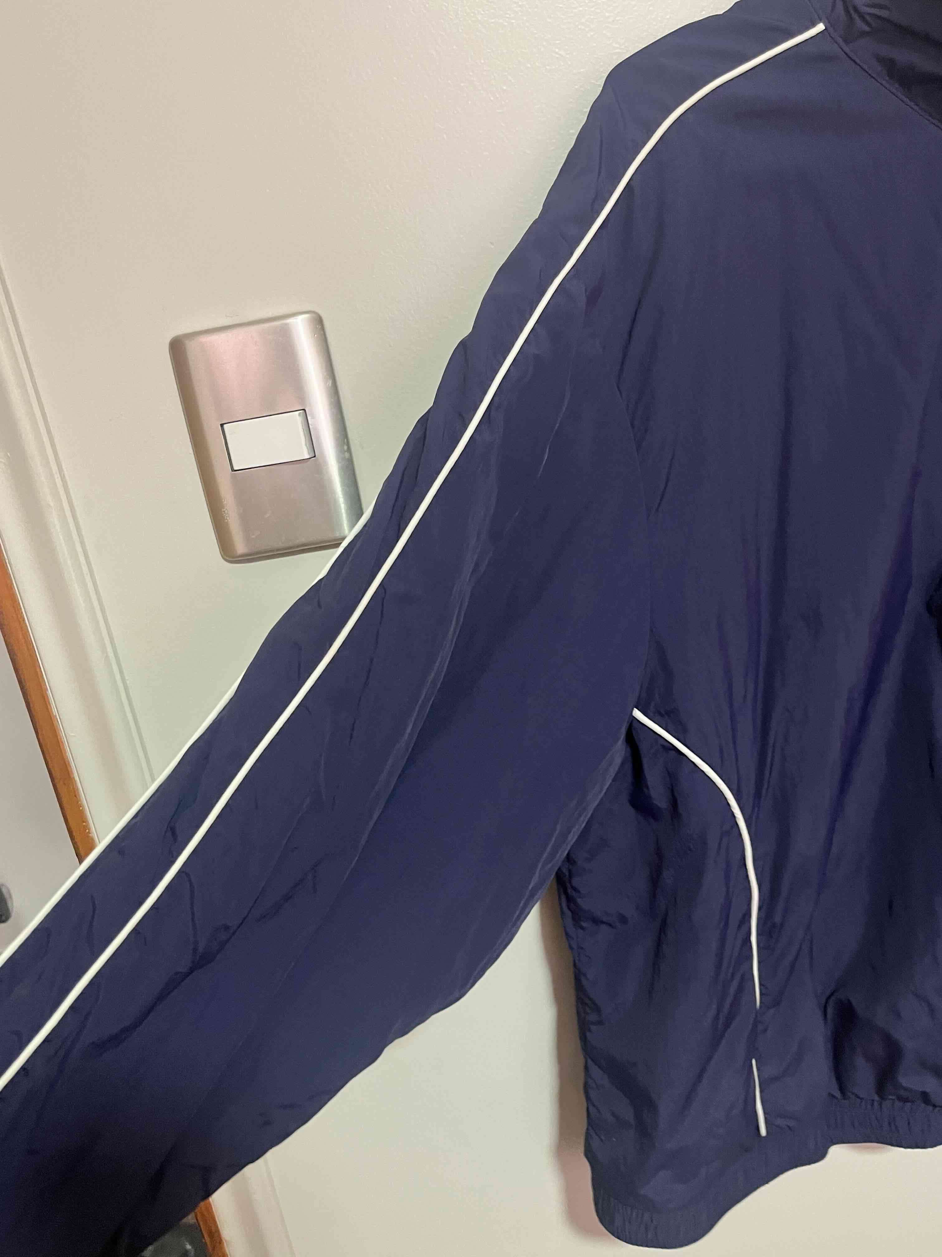 Cortavientos deportiva azul con cierres - miniatura 2