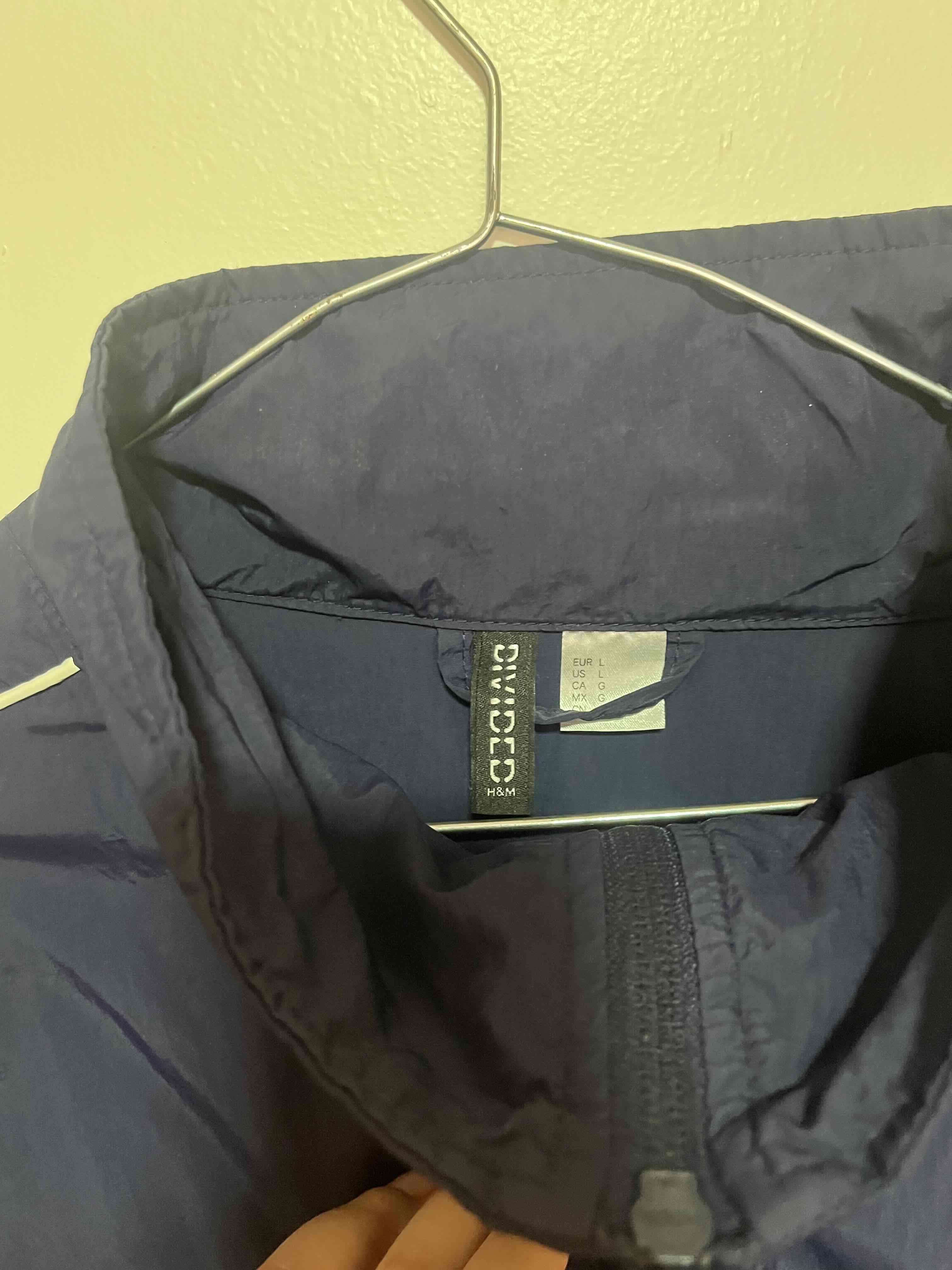 Cortavientos deportiva azul con cierres - miniatura 3