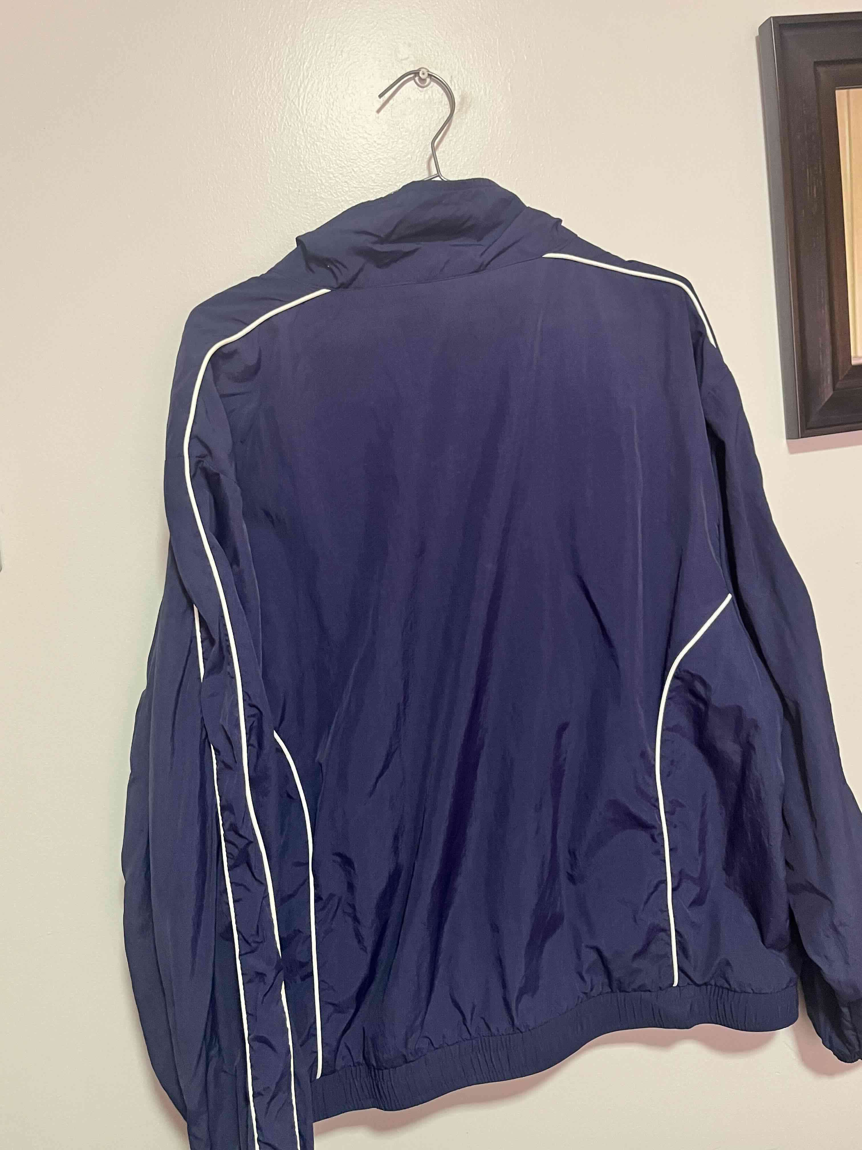 Cortavientos deportiva azul con cierres - miniatura 4