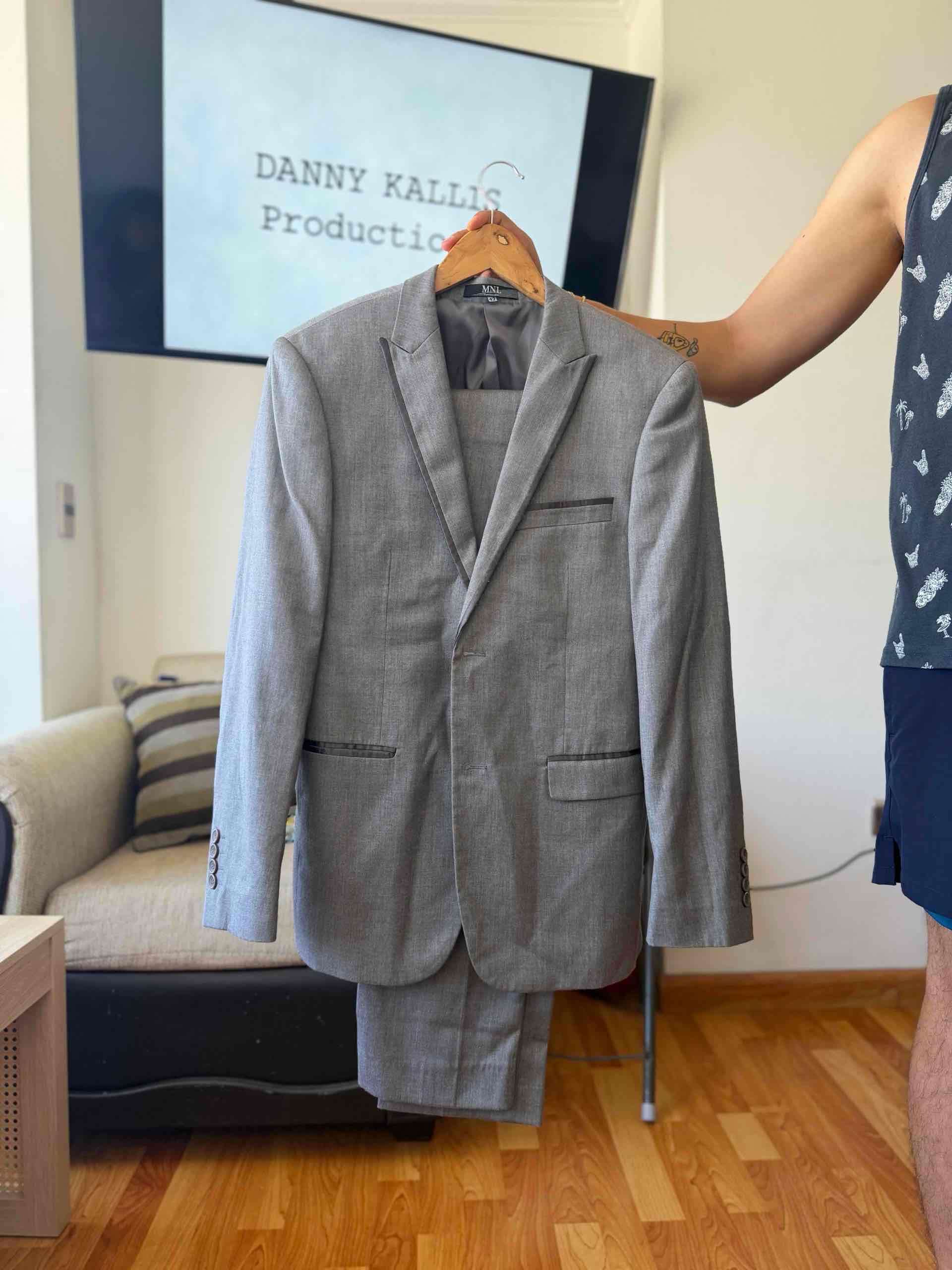 Traje gris claro elegante - miniatura 2