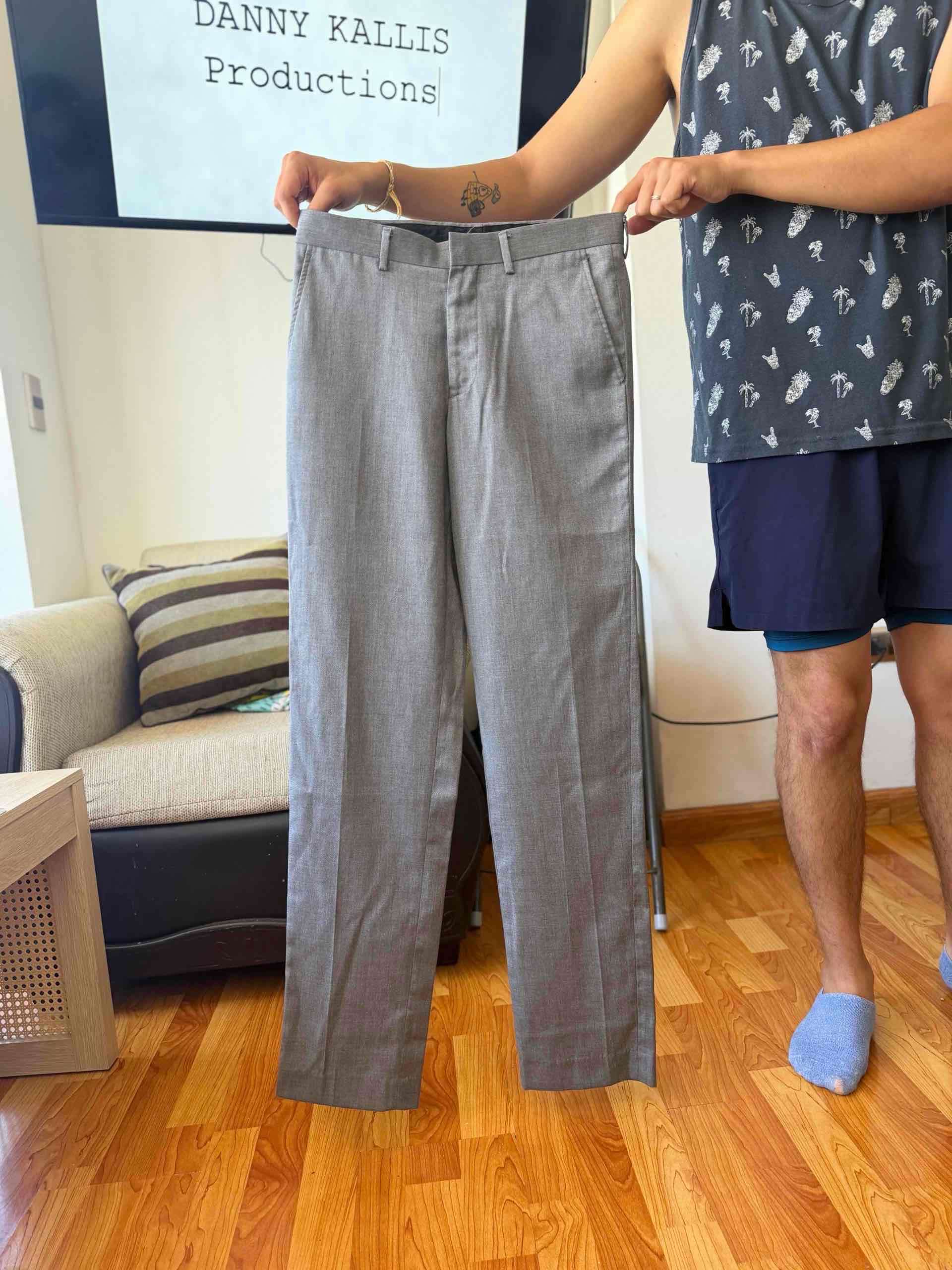 Traje gris claro elegante - miniatura 3