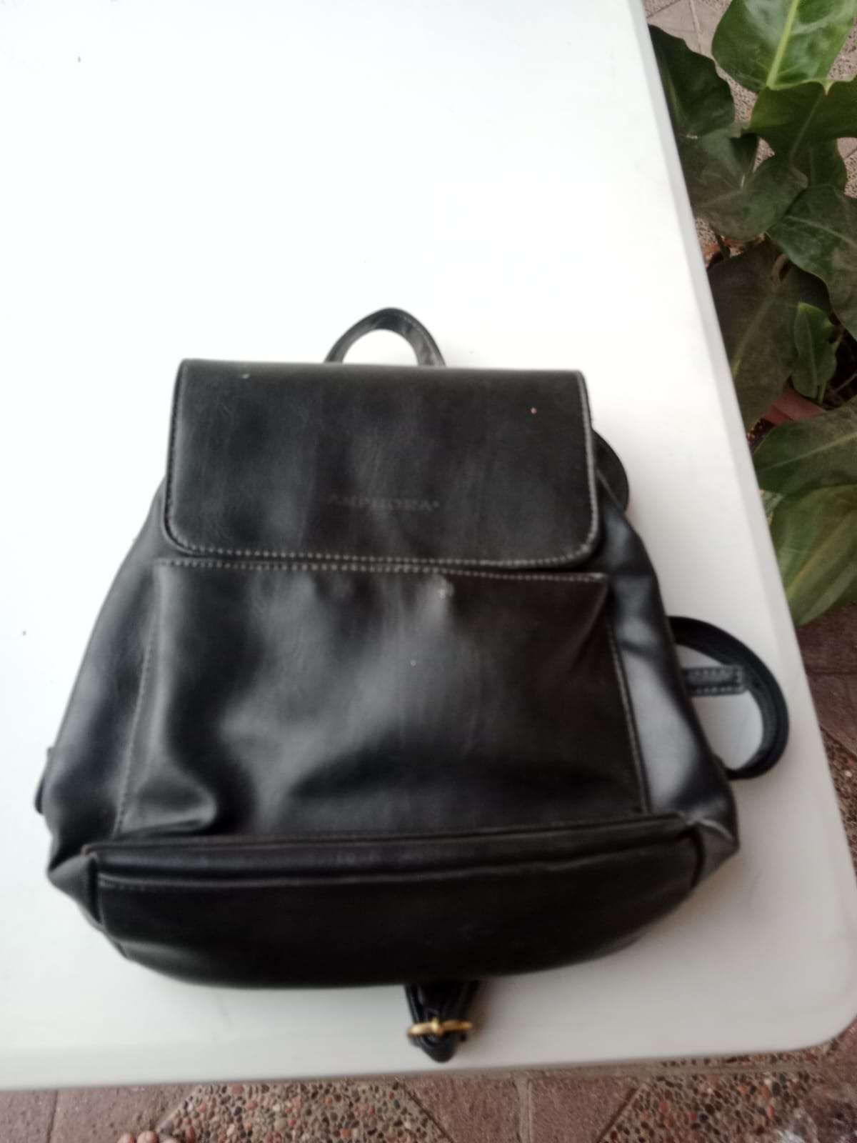 Mochila negra cuerina