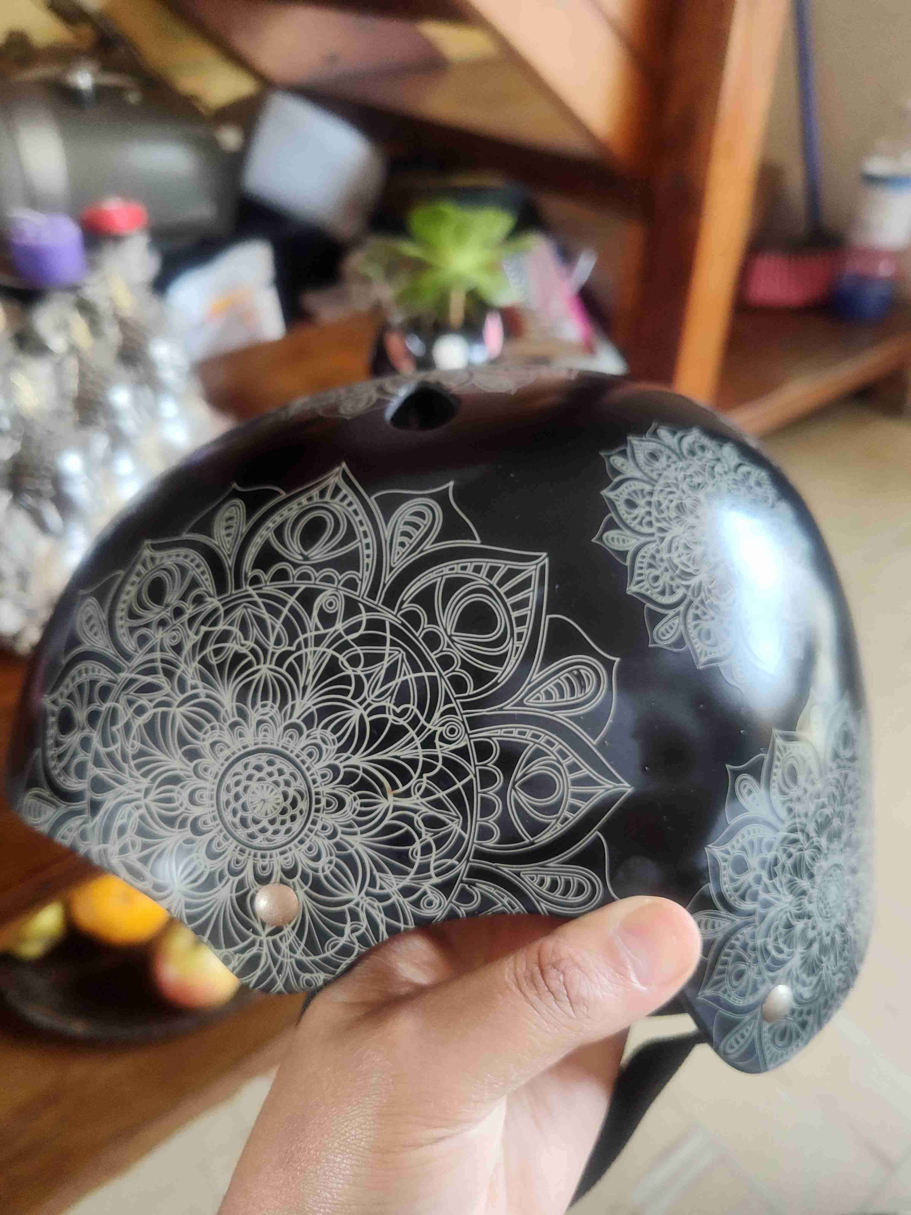 Casco negro con diseño mandala - miniatura 1
