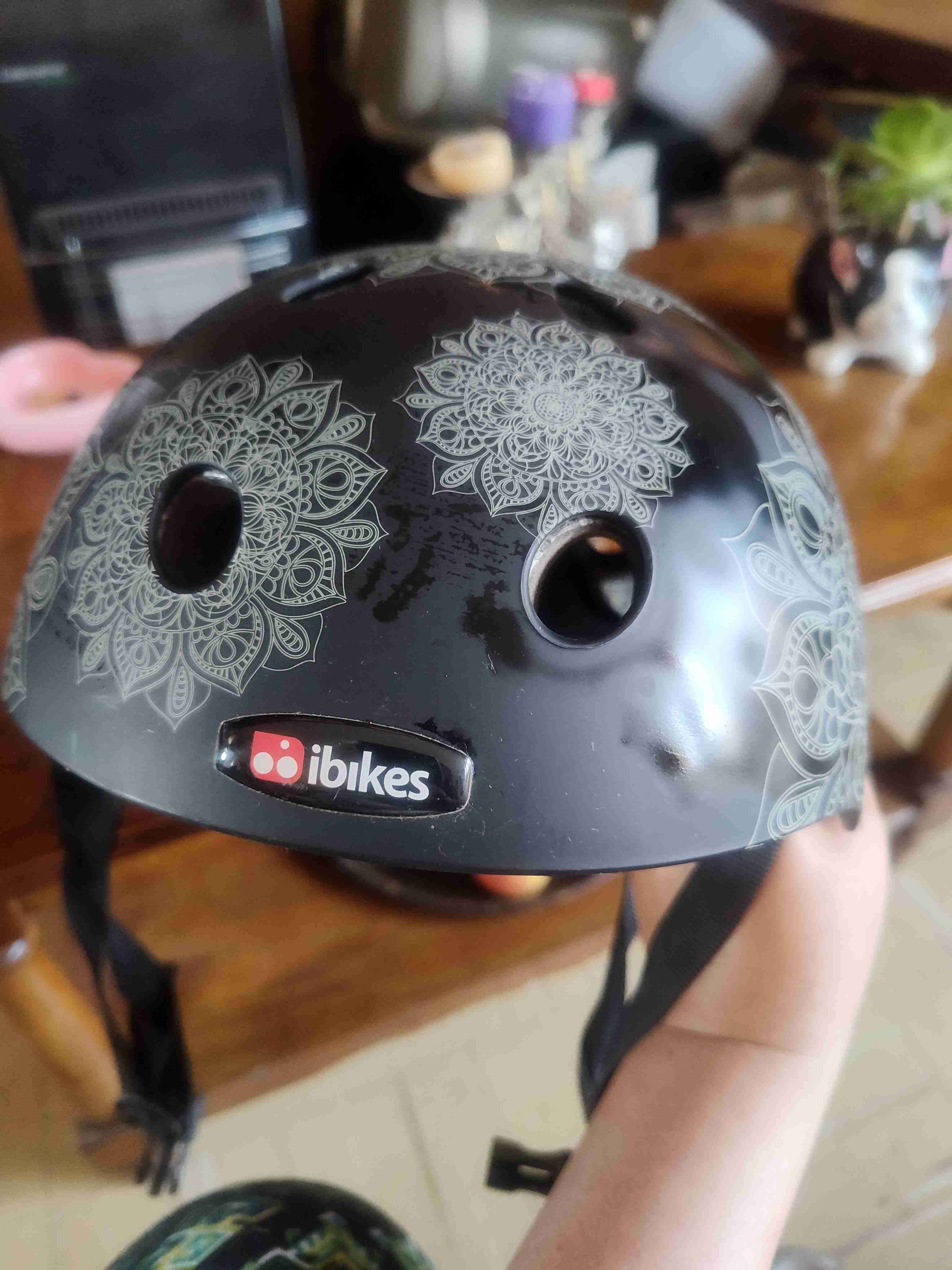 Casco negro con diseño mandala - miniatura 3