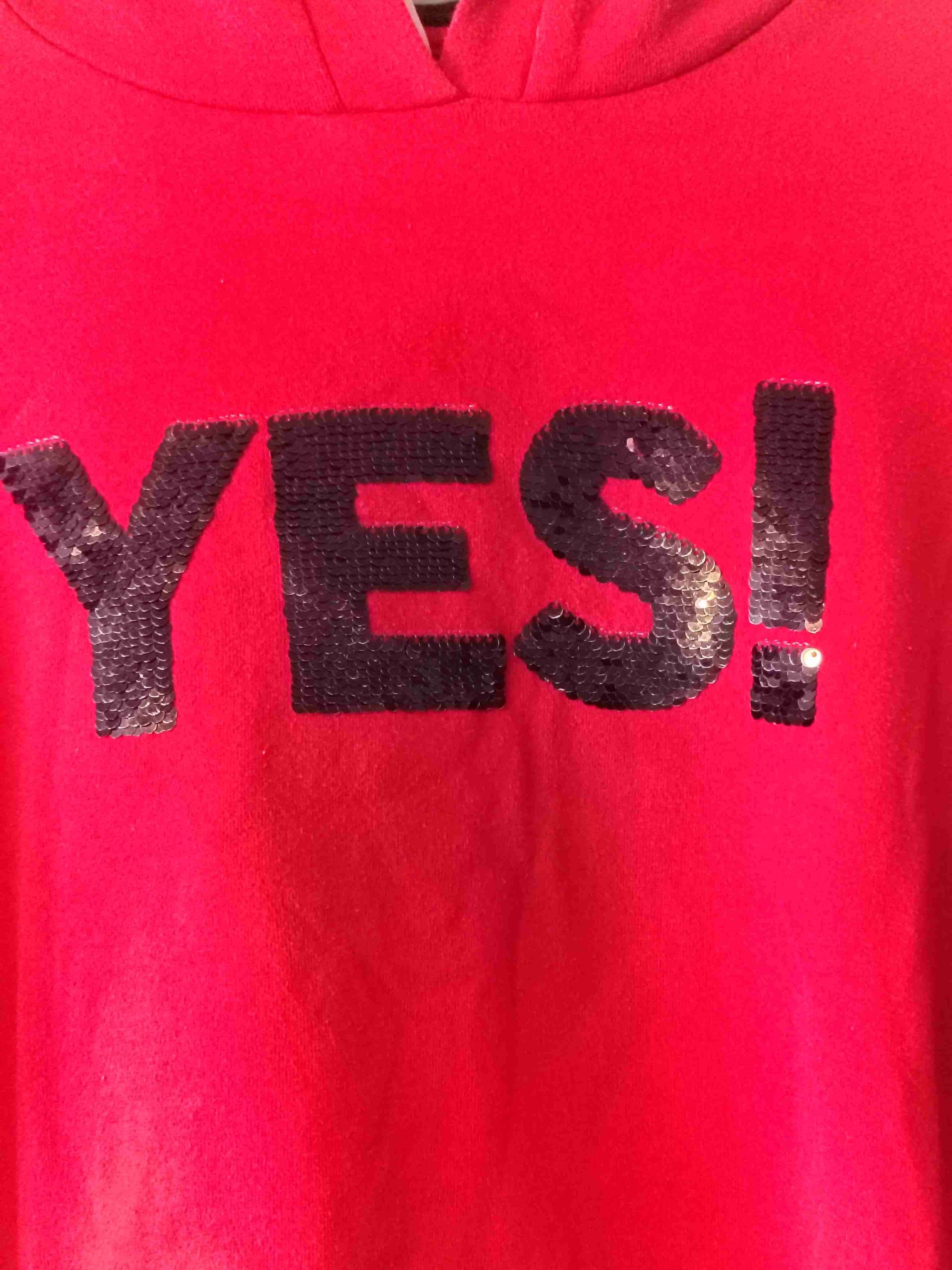 Polerón rojo con capucha 'YES!' - 2