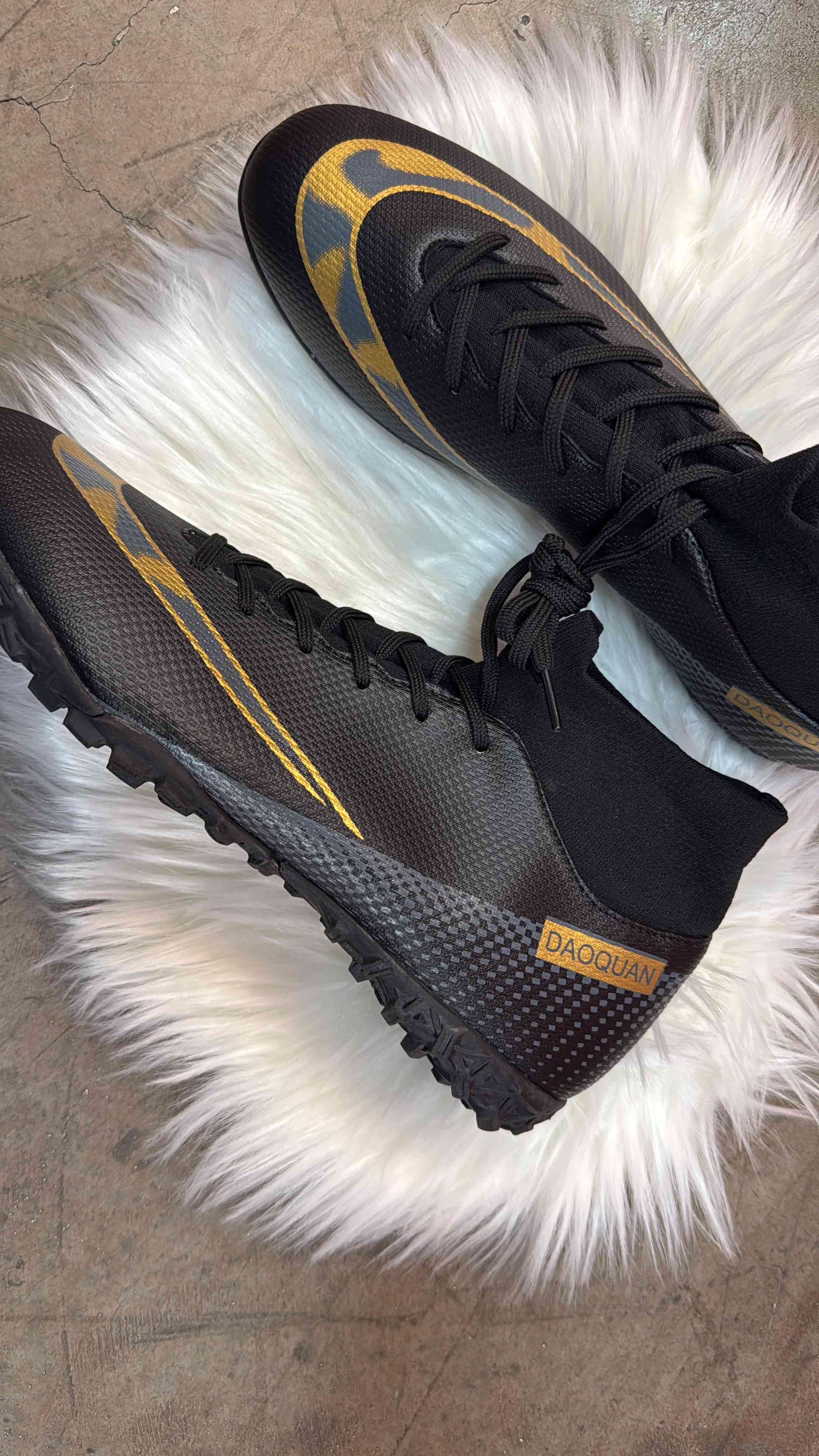 Botines fútbol negro y dorado