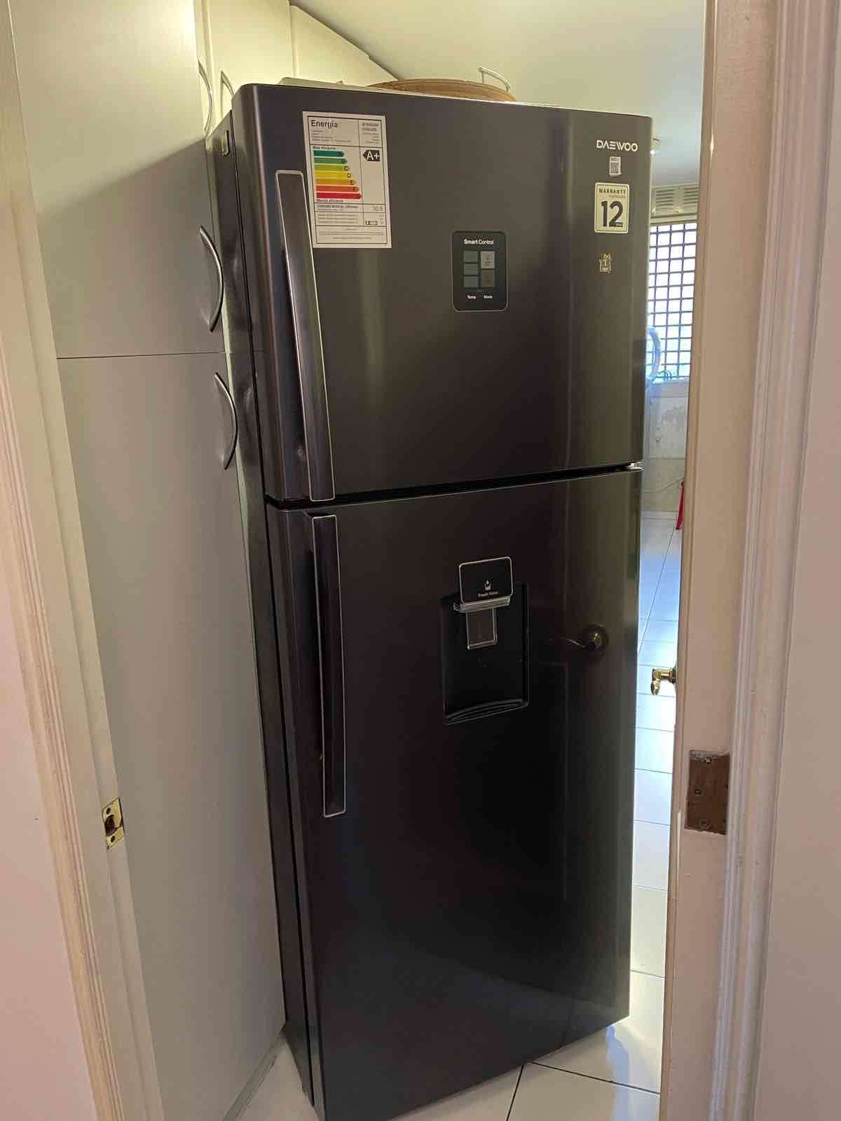 Refrigerador Daewoo café moro con dispensador - miniatura 1