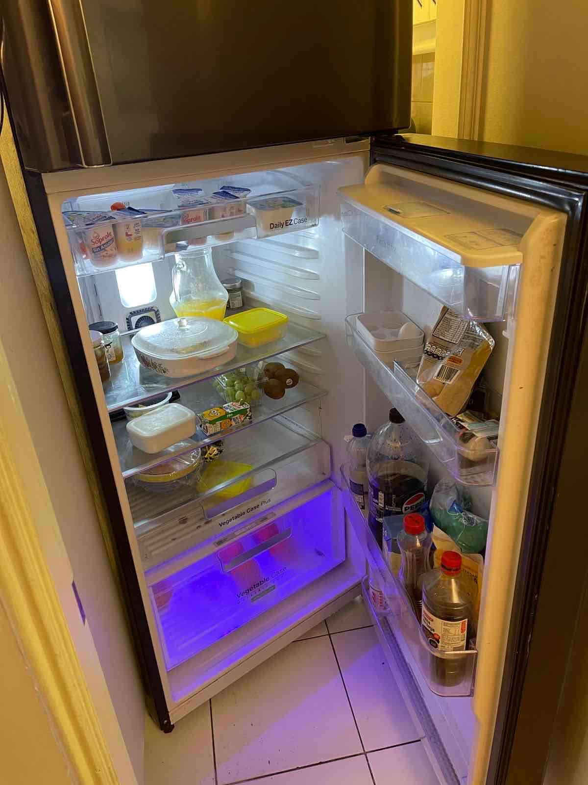 Refrigerador Daewoo café moro con dispensador - miniatura 3