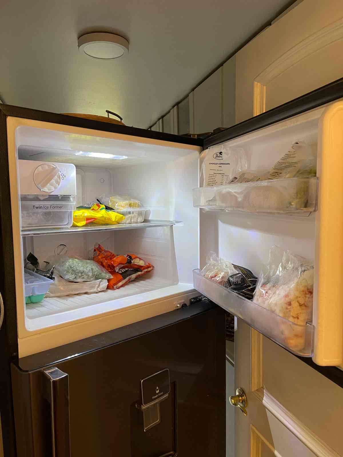 Refrigerador Daewoo café moro con dispensador - miniatura 4