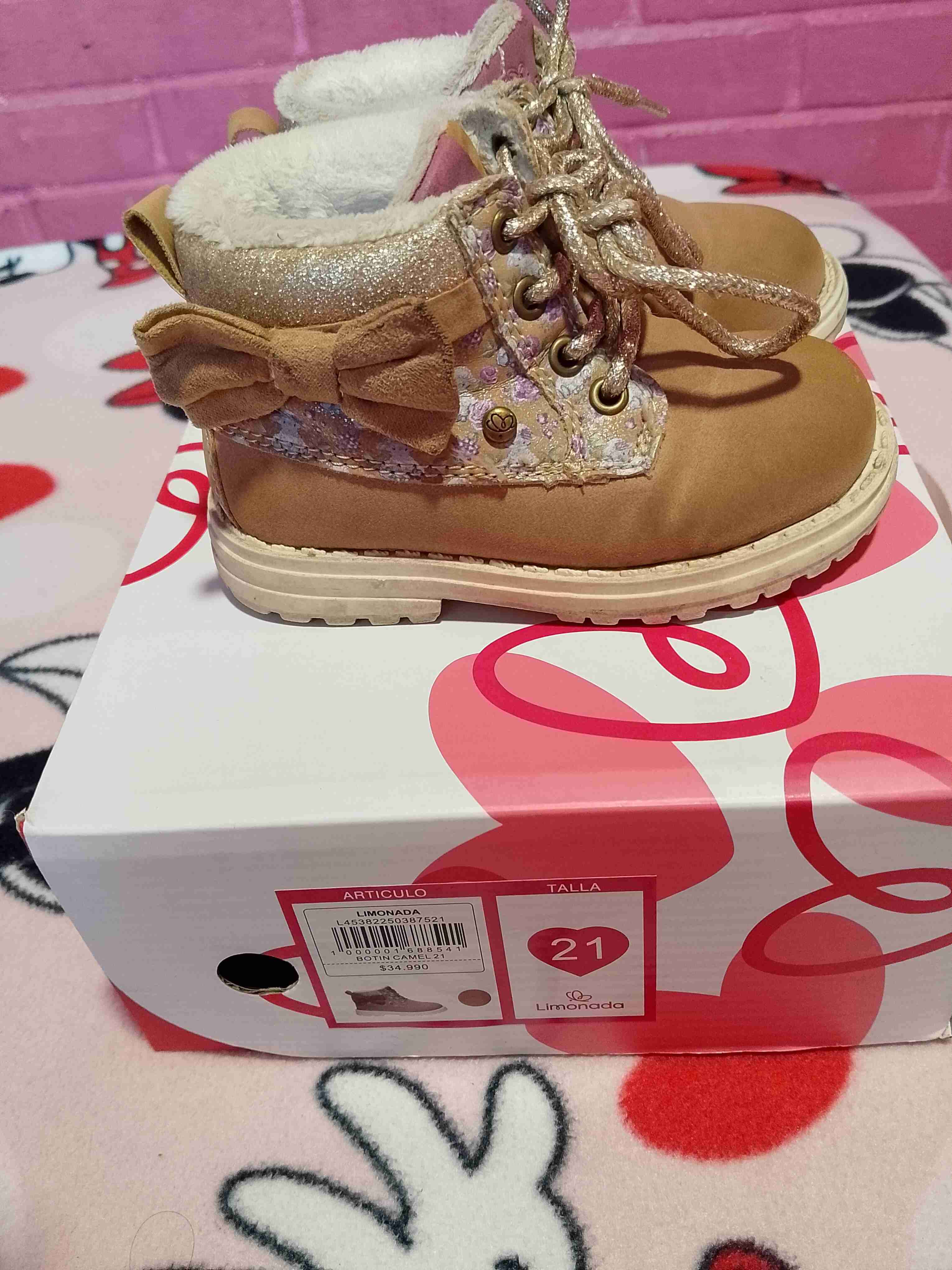 Botas infantiles con lazo doradas - miniatura 1