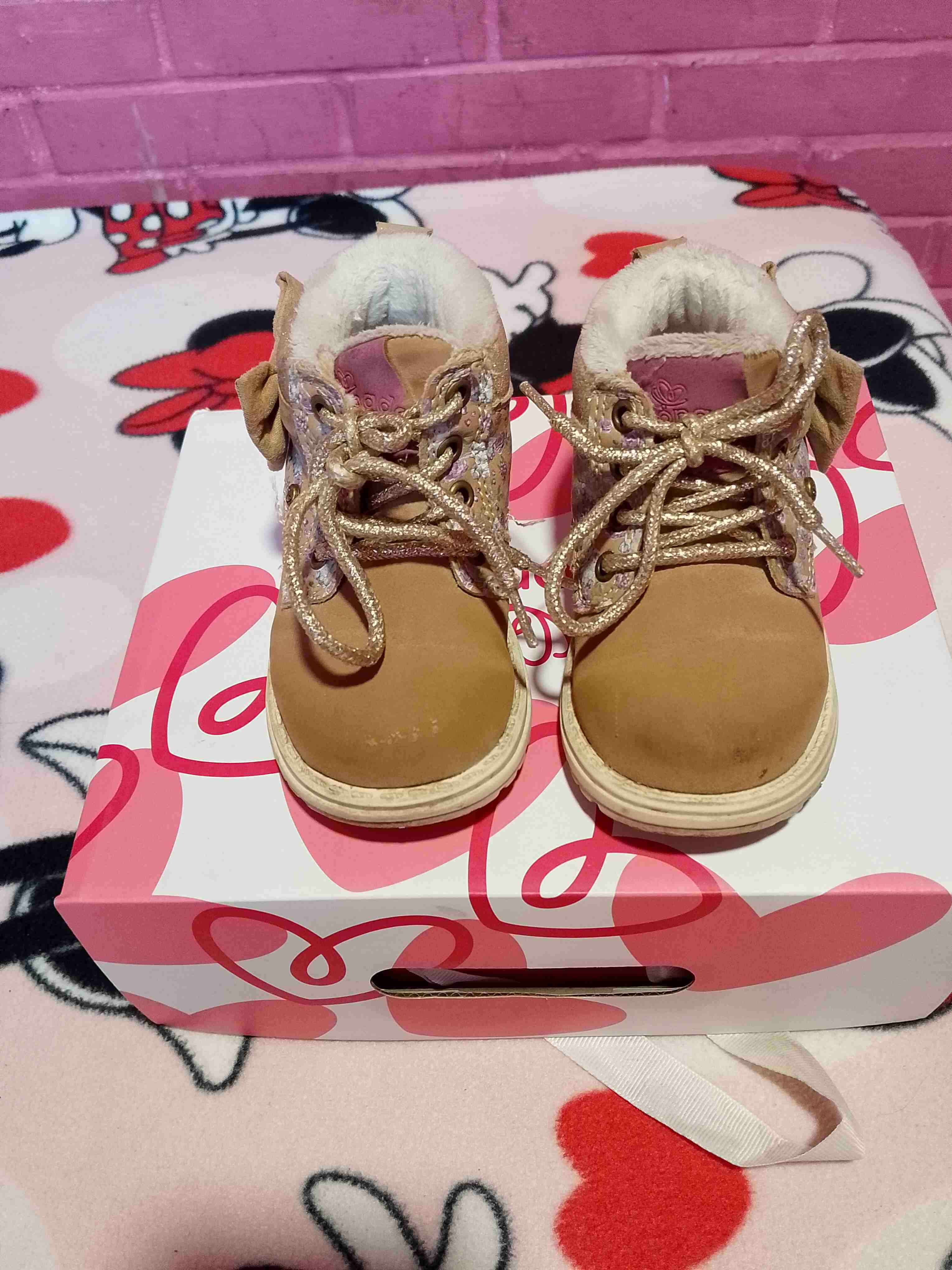 Botas infantiles con lazo doradas - miniatura 2