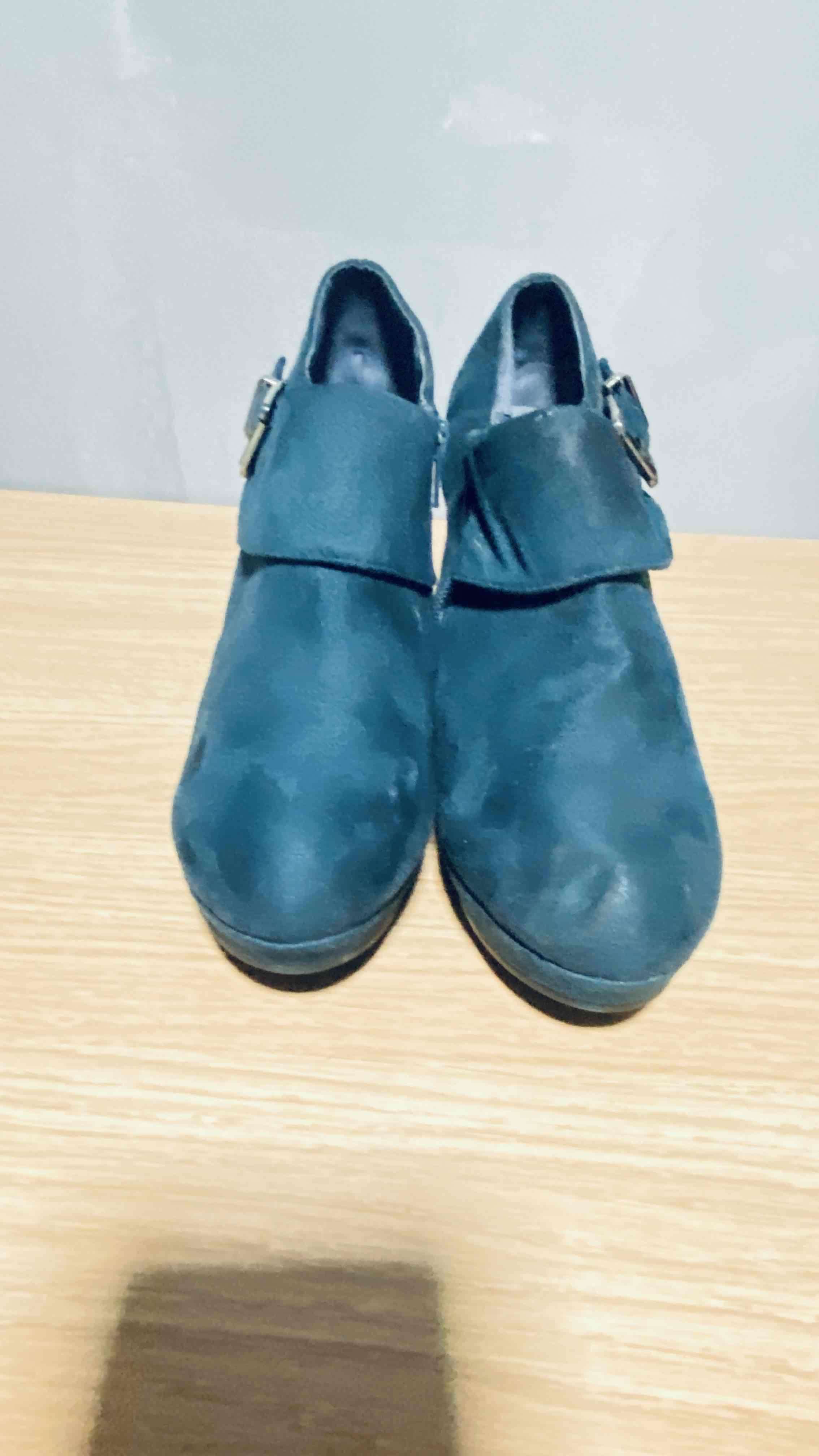 Tacones altos azules con hebilla - miniatura 4