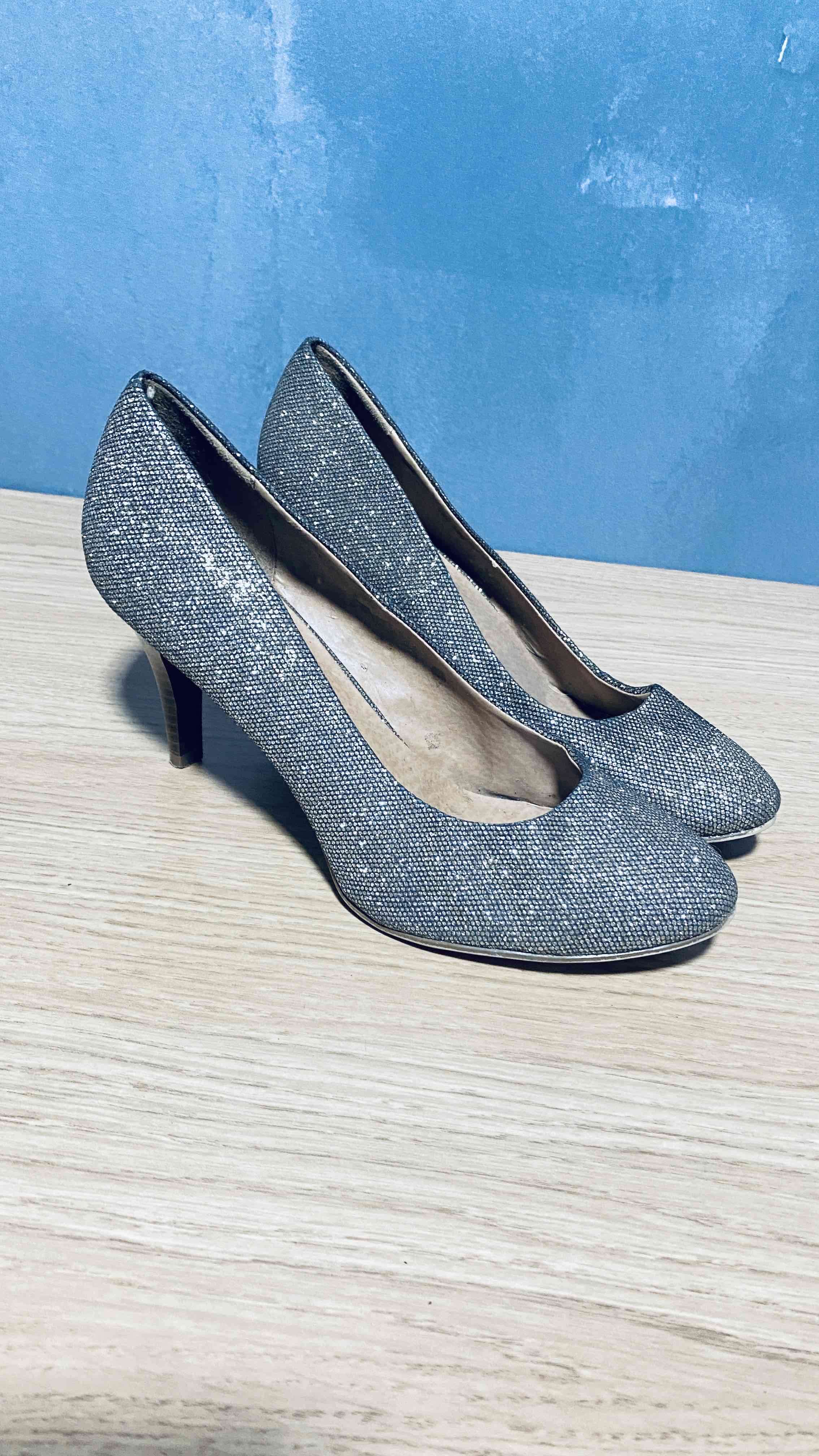 Zapatos de tacón plateados brillantes - miniatura 1