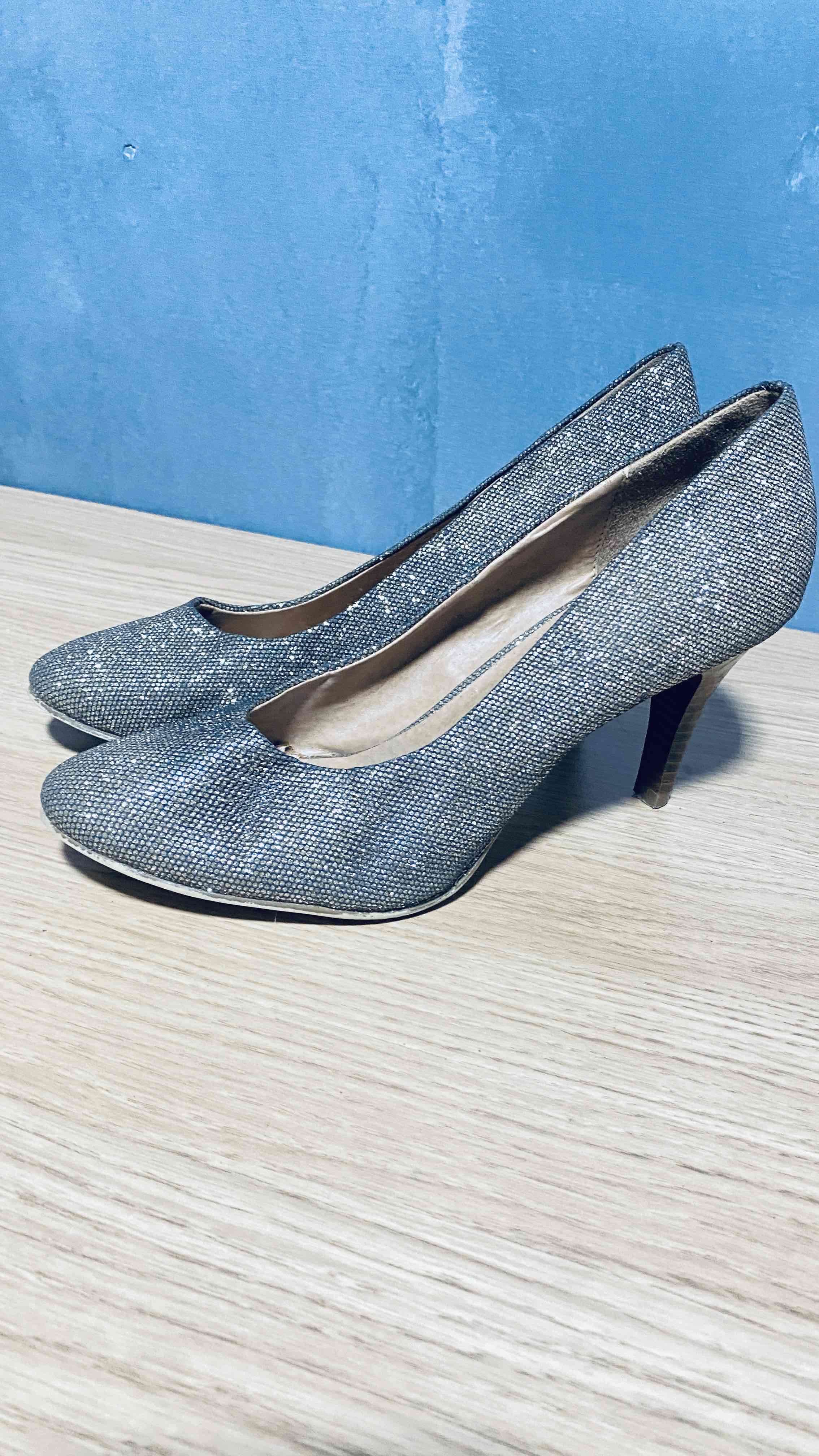 Zapatos de tacón plateados brillantes - miniatura 3