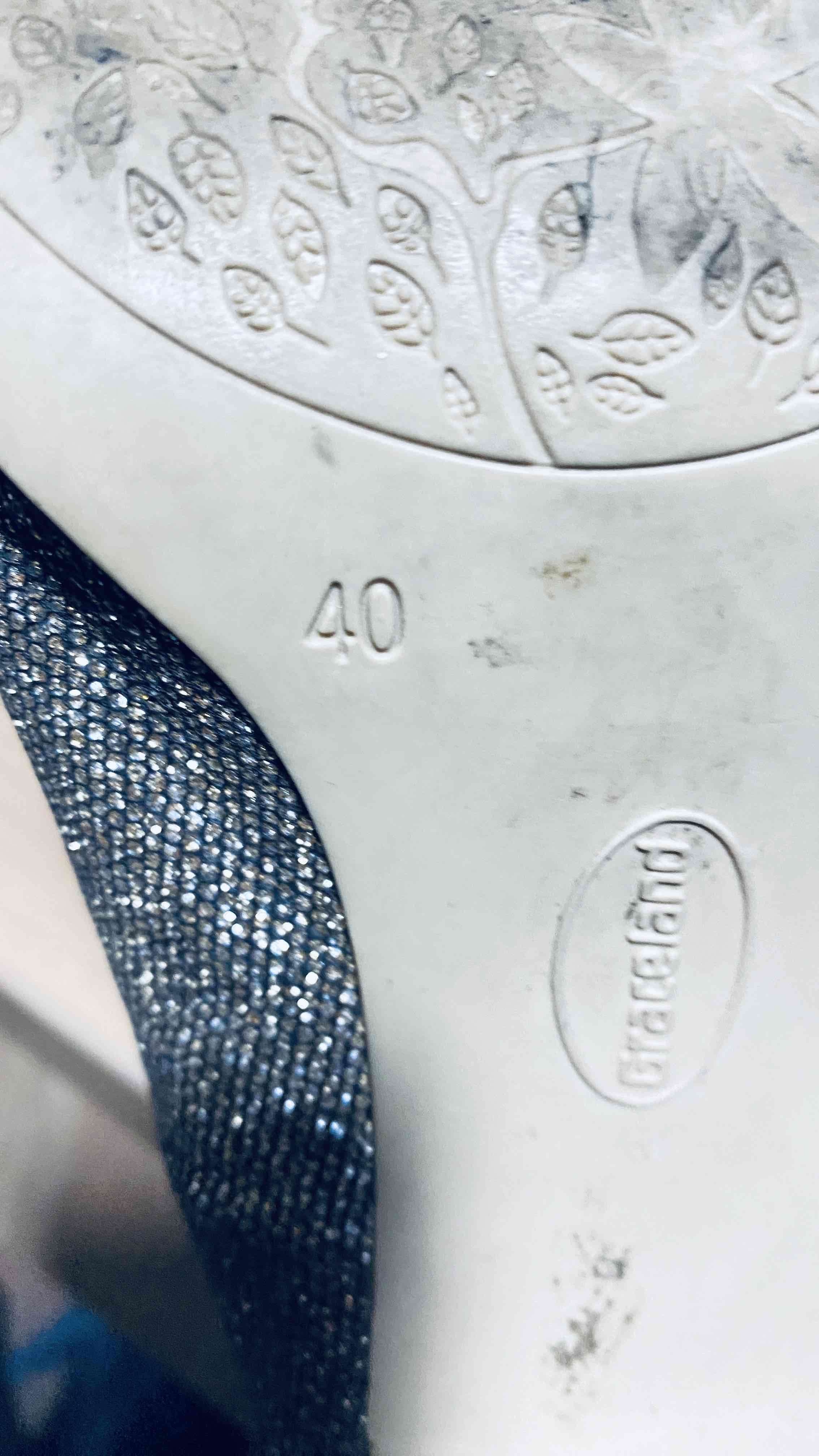 Zapatos de tacón plateados brillantes - miniatura 4