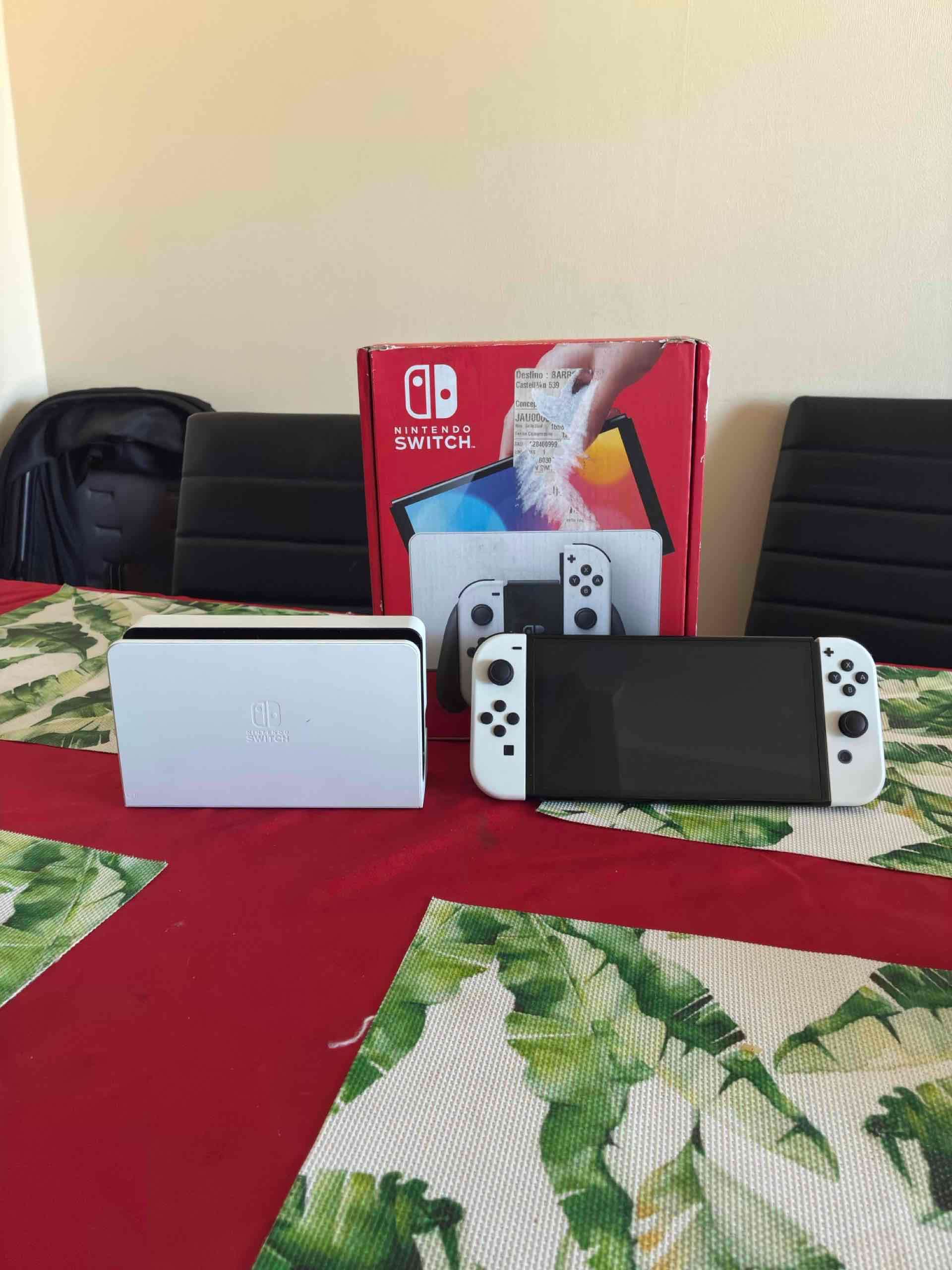 Nintendo Switch oled con caja - miniatura 1