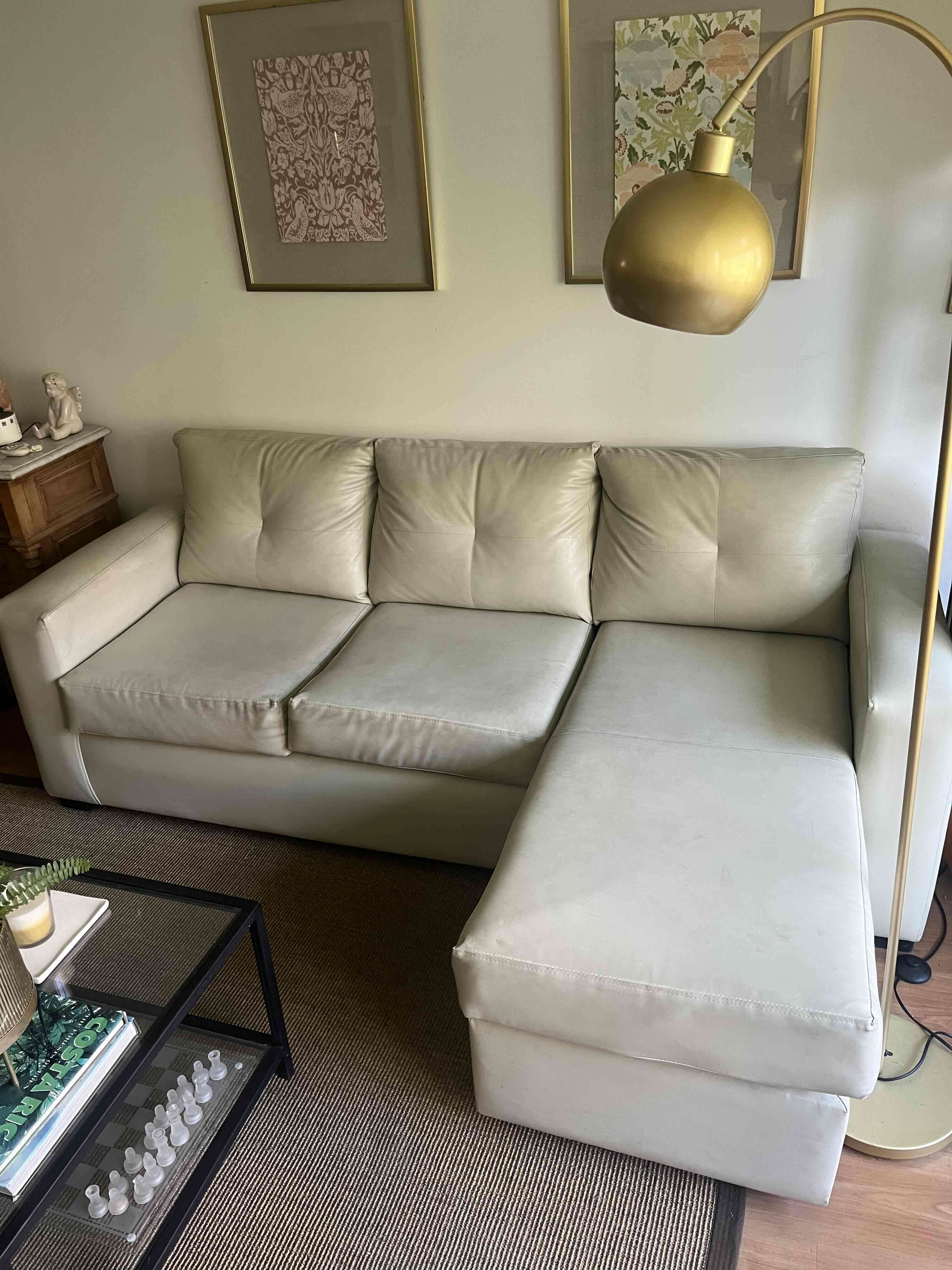 Sofá seccional beige de cuero ecológico - miniatura 2