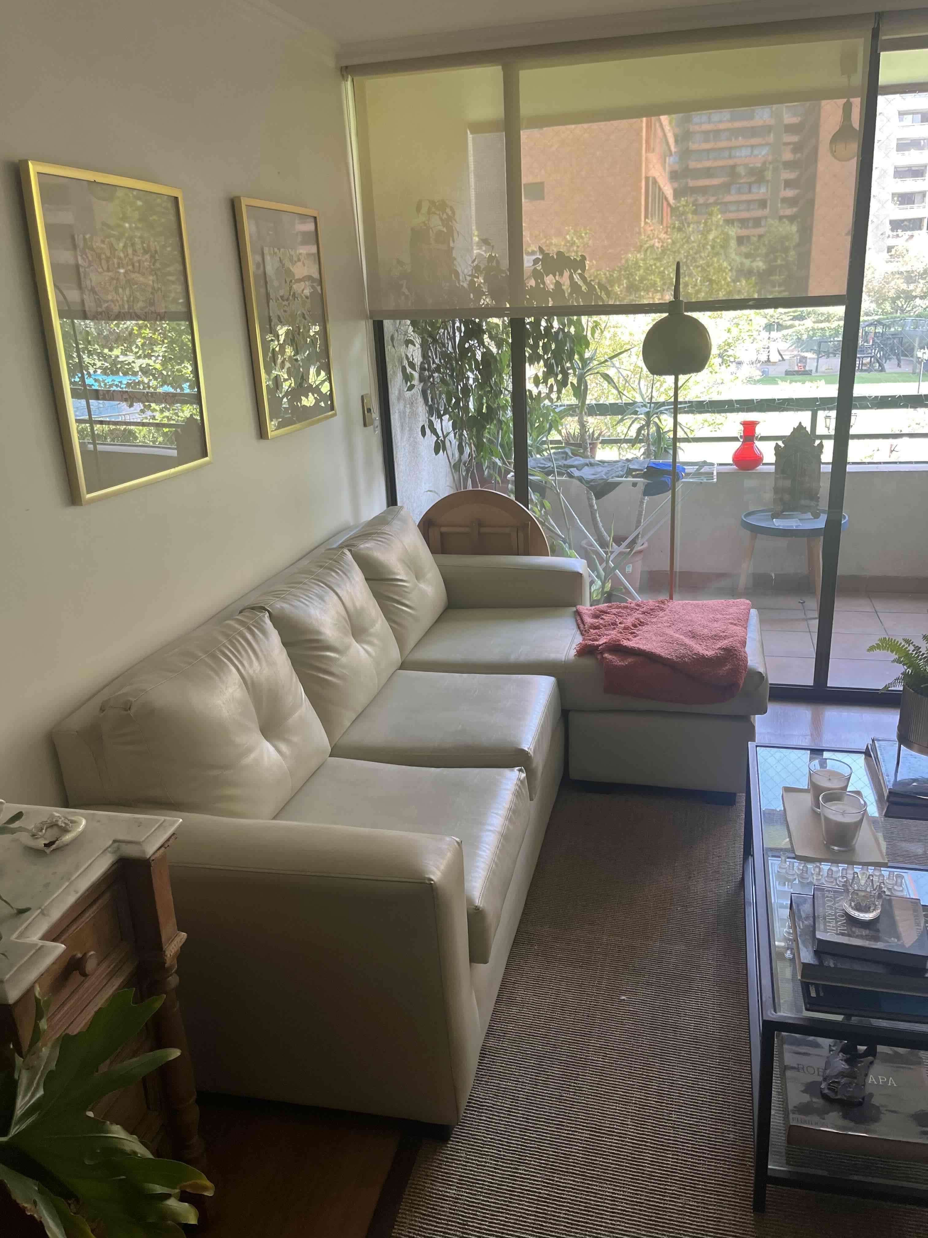 Sofá seccional beige de cuero ecológico - miniatura 3