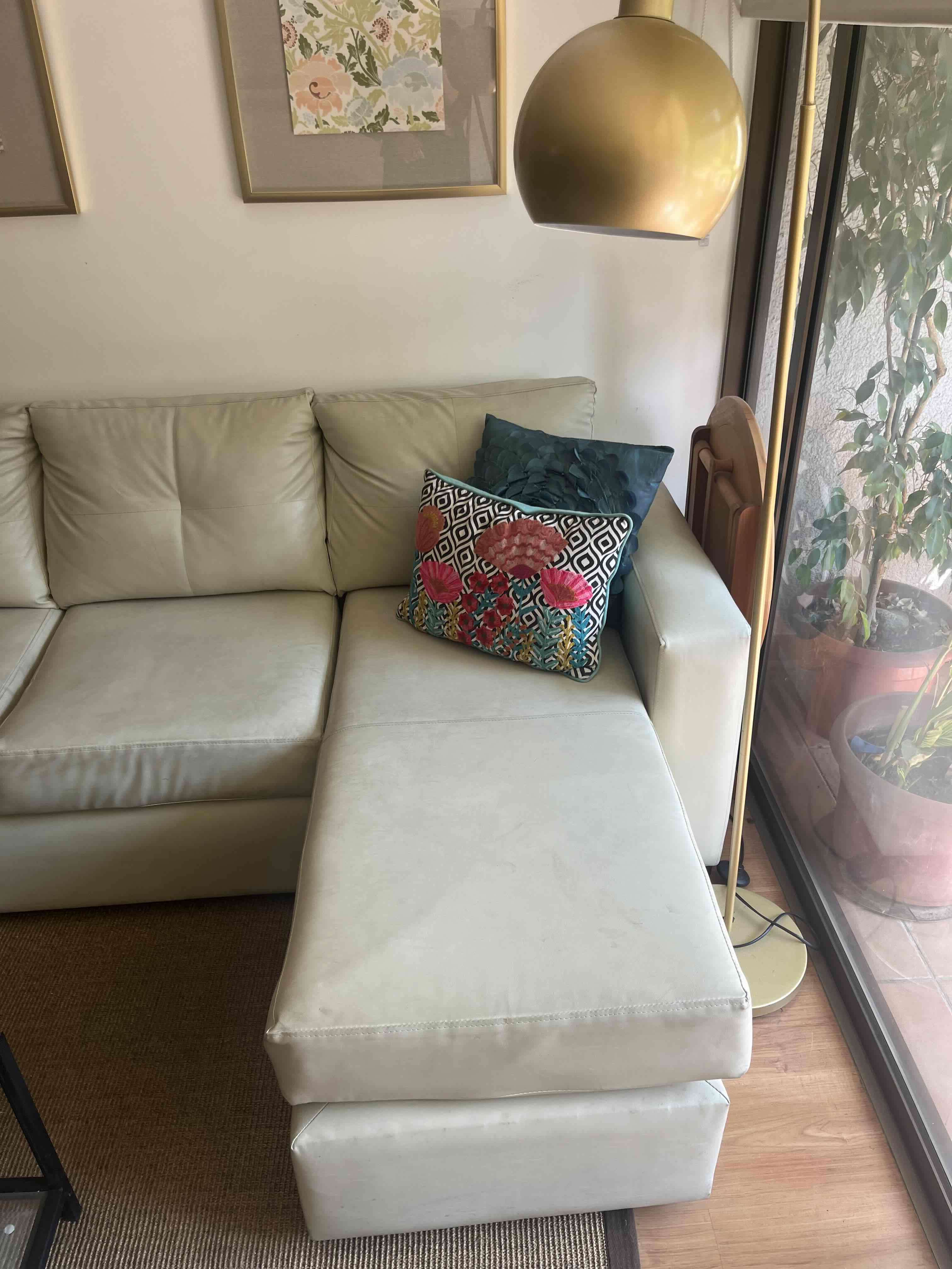 Sofá seccional beige de cuero ecológico - miniatura 4