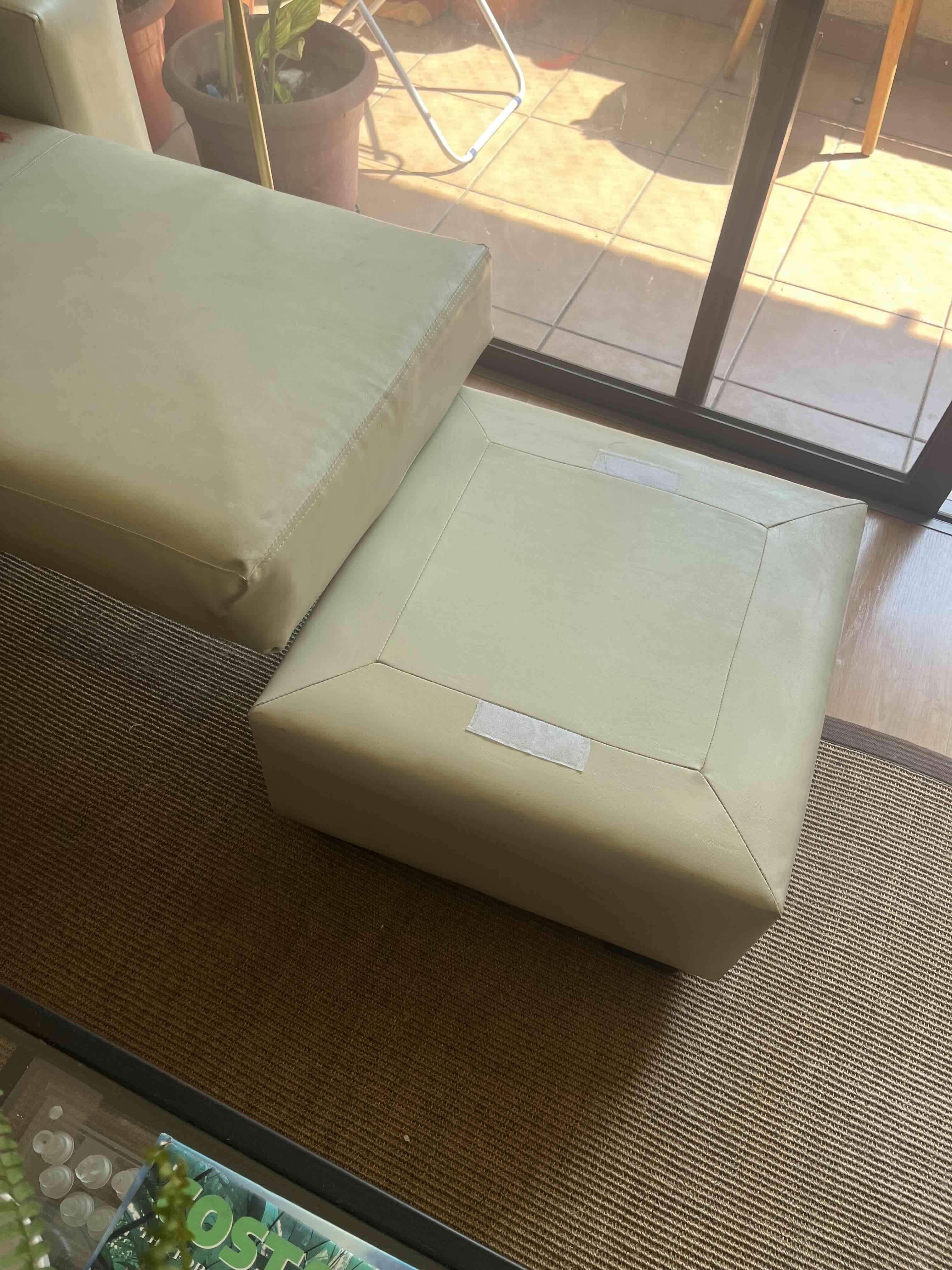 Sofá seccional beige de cuero ecológico - miniatura 5