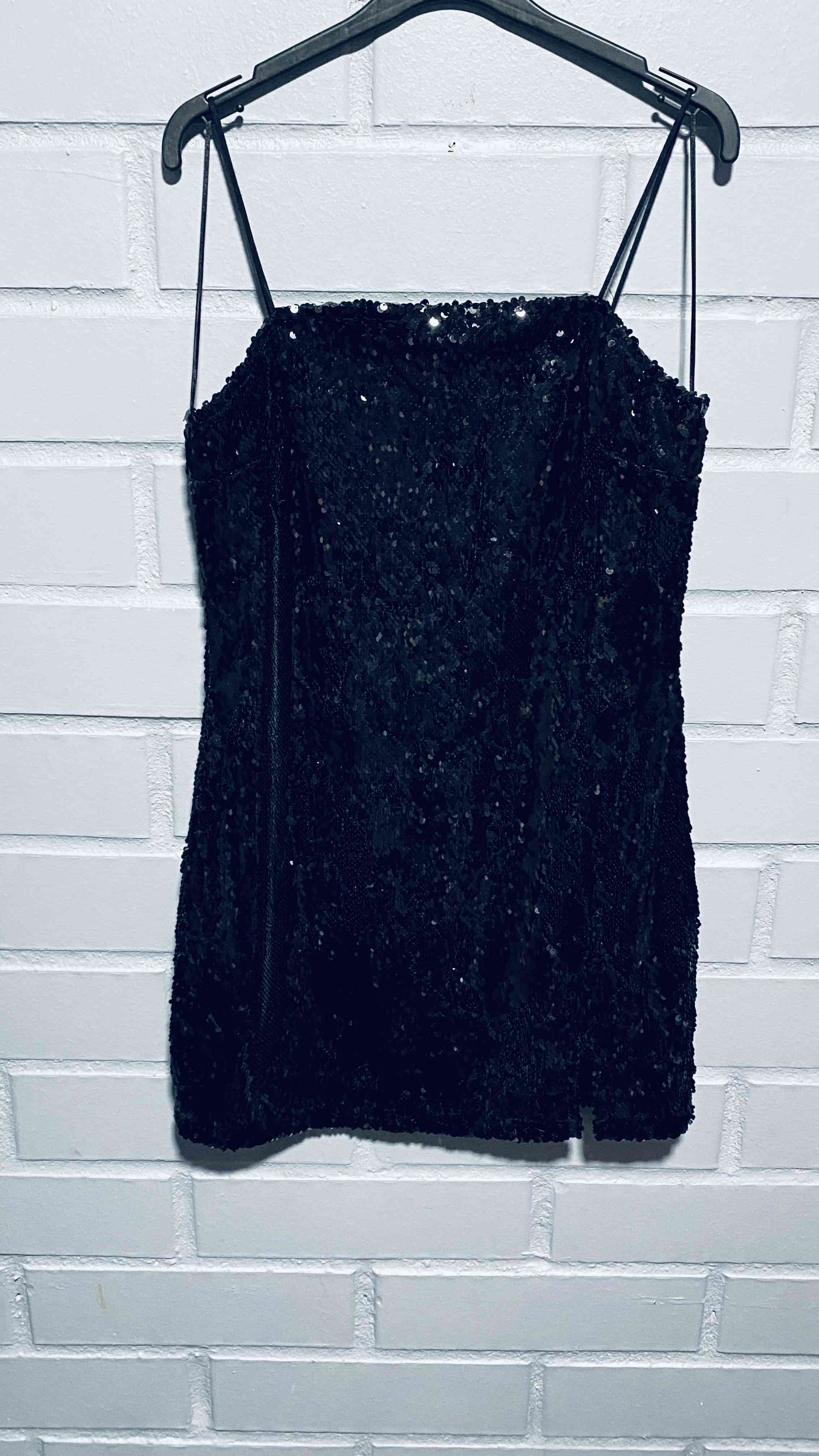 Vestido negro con lentejuelas - miniatura 1