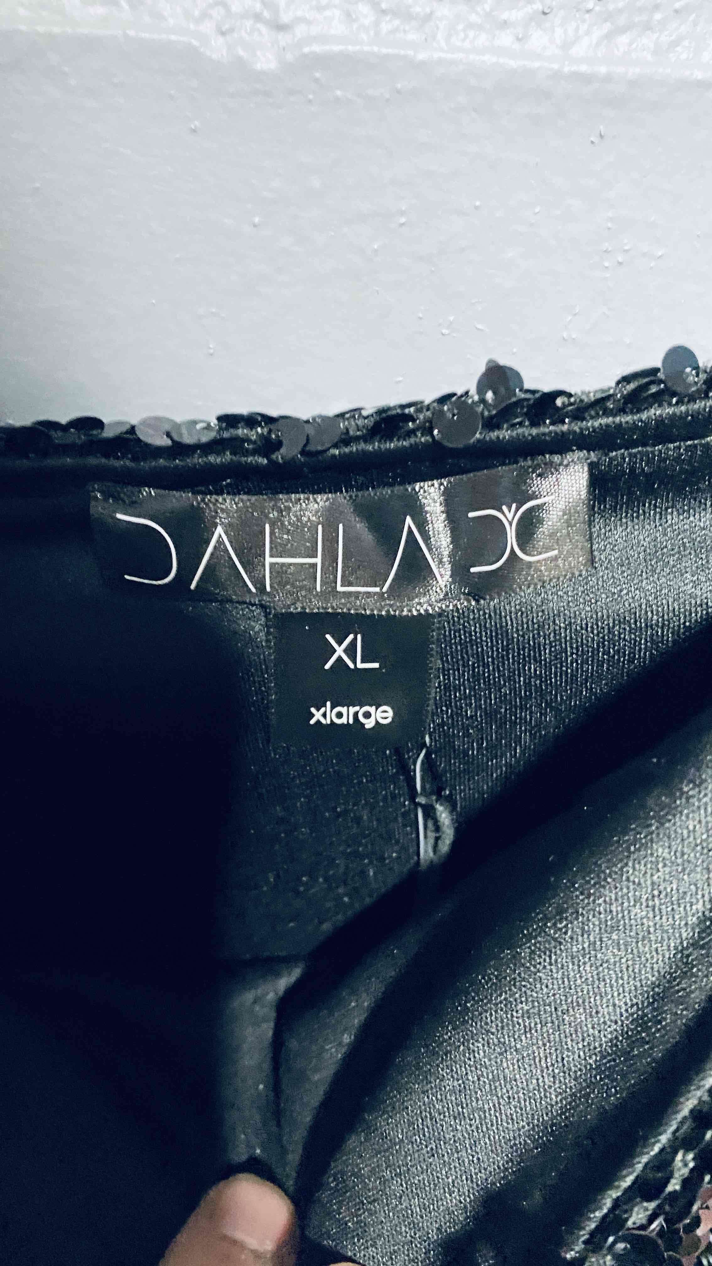 Vestido negro con lentejuelas - miniatura 2