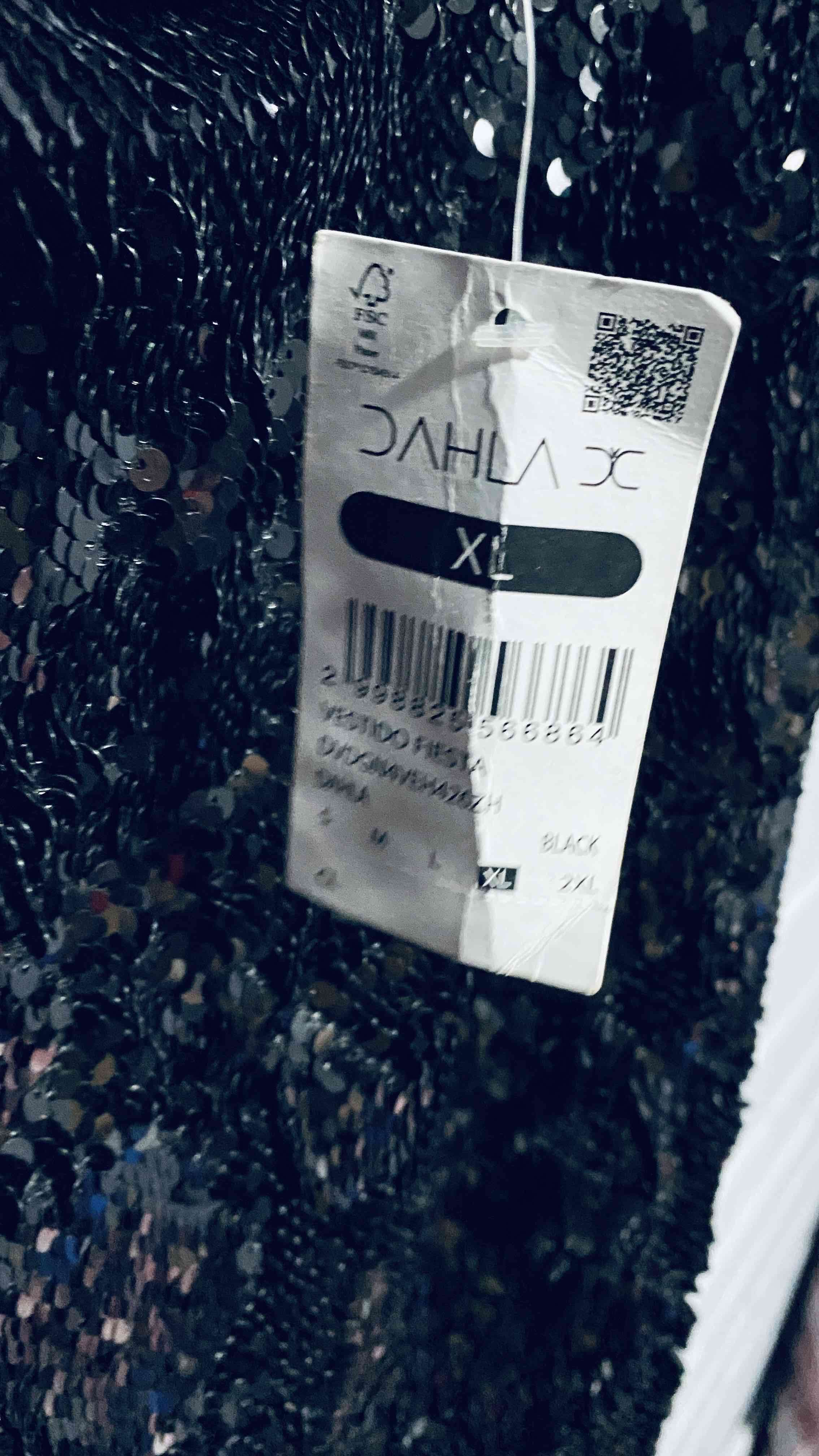 Vestido negro con lentejuelas - miniatura 3