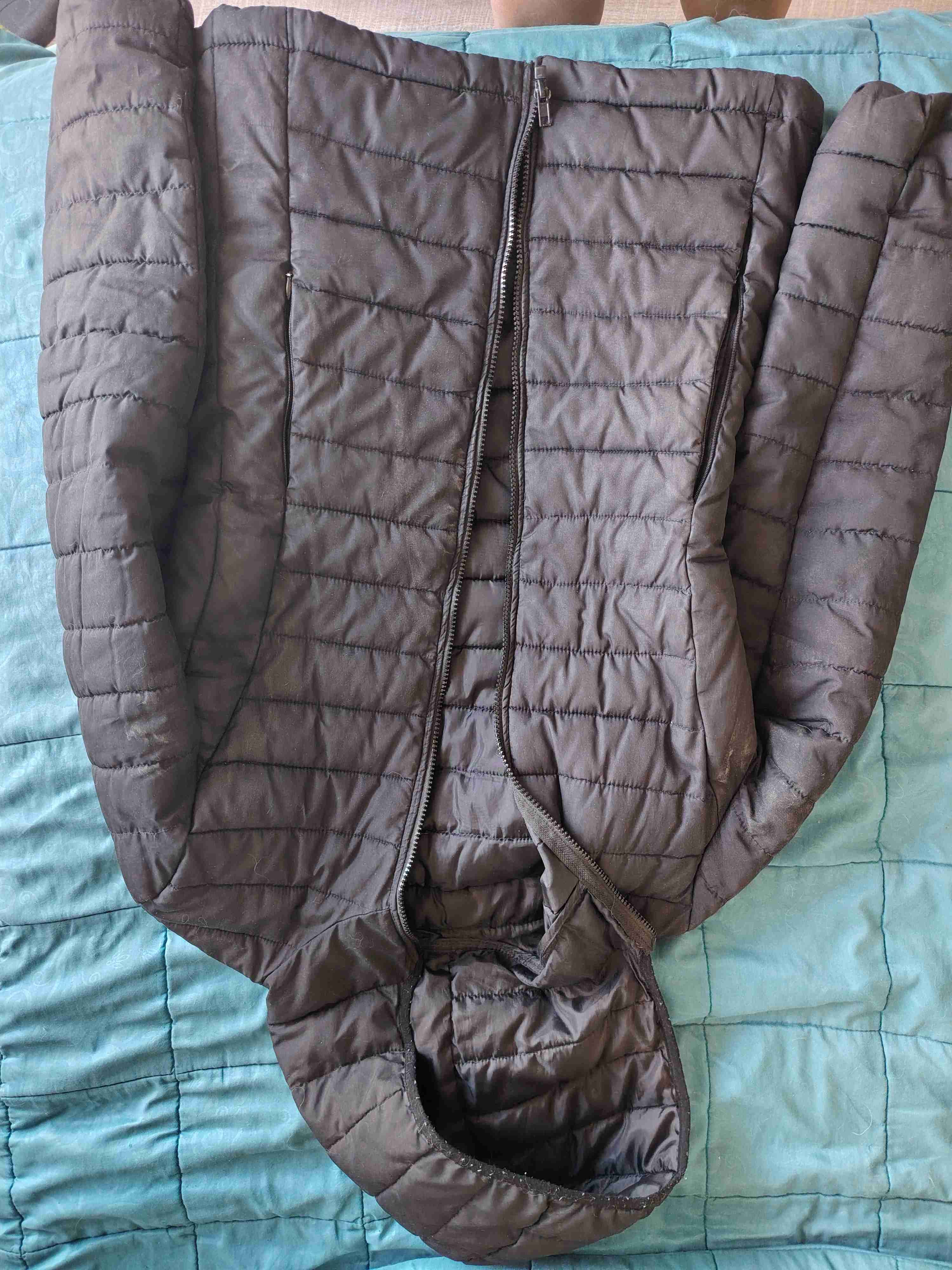 Chaqueta acolchada negra con capucha