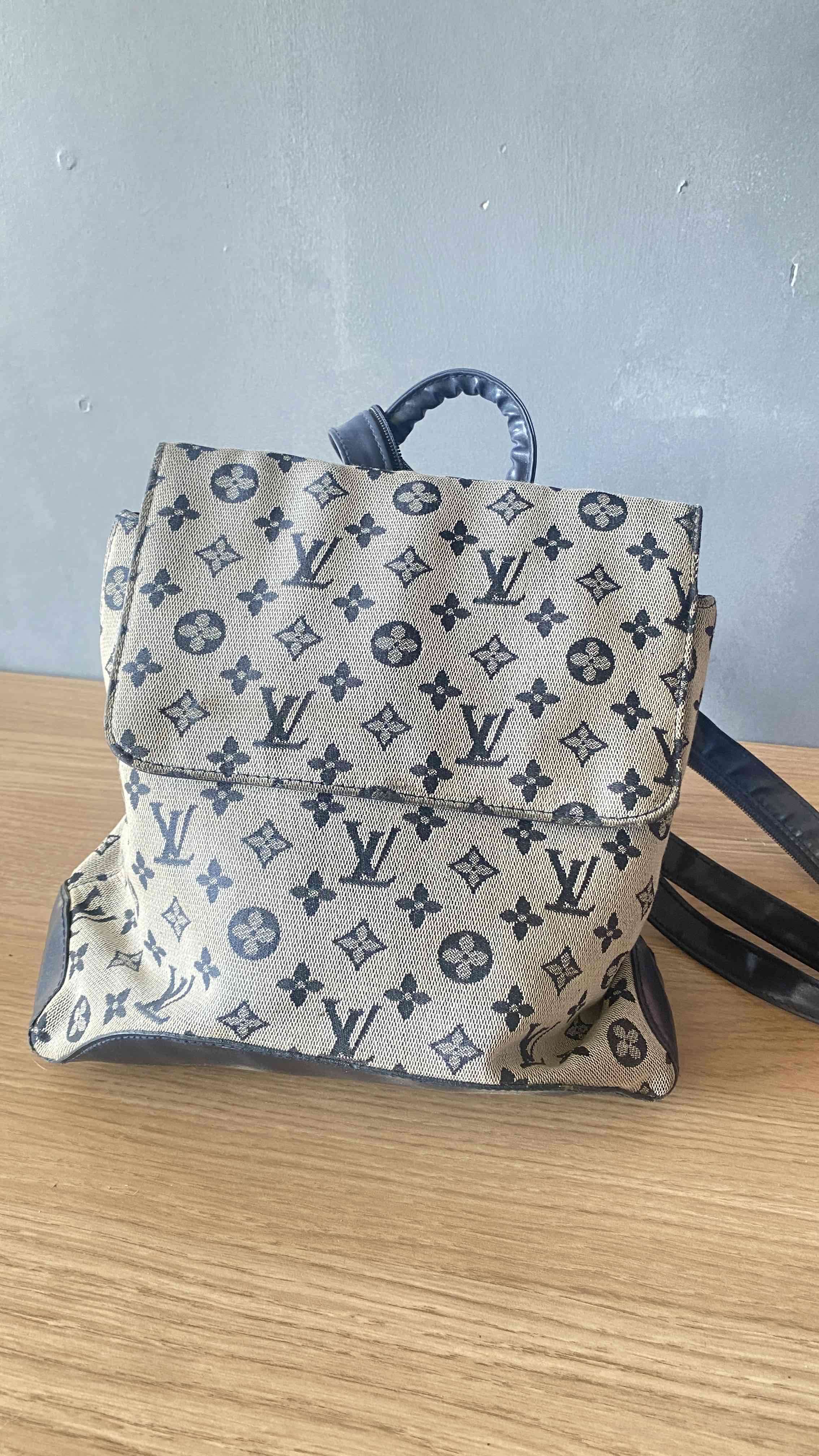 Mochila estampada gris y negra louis vuitton - miniatura 1