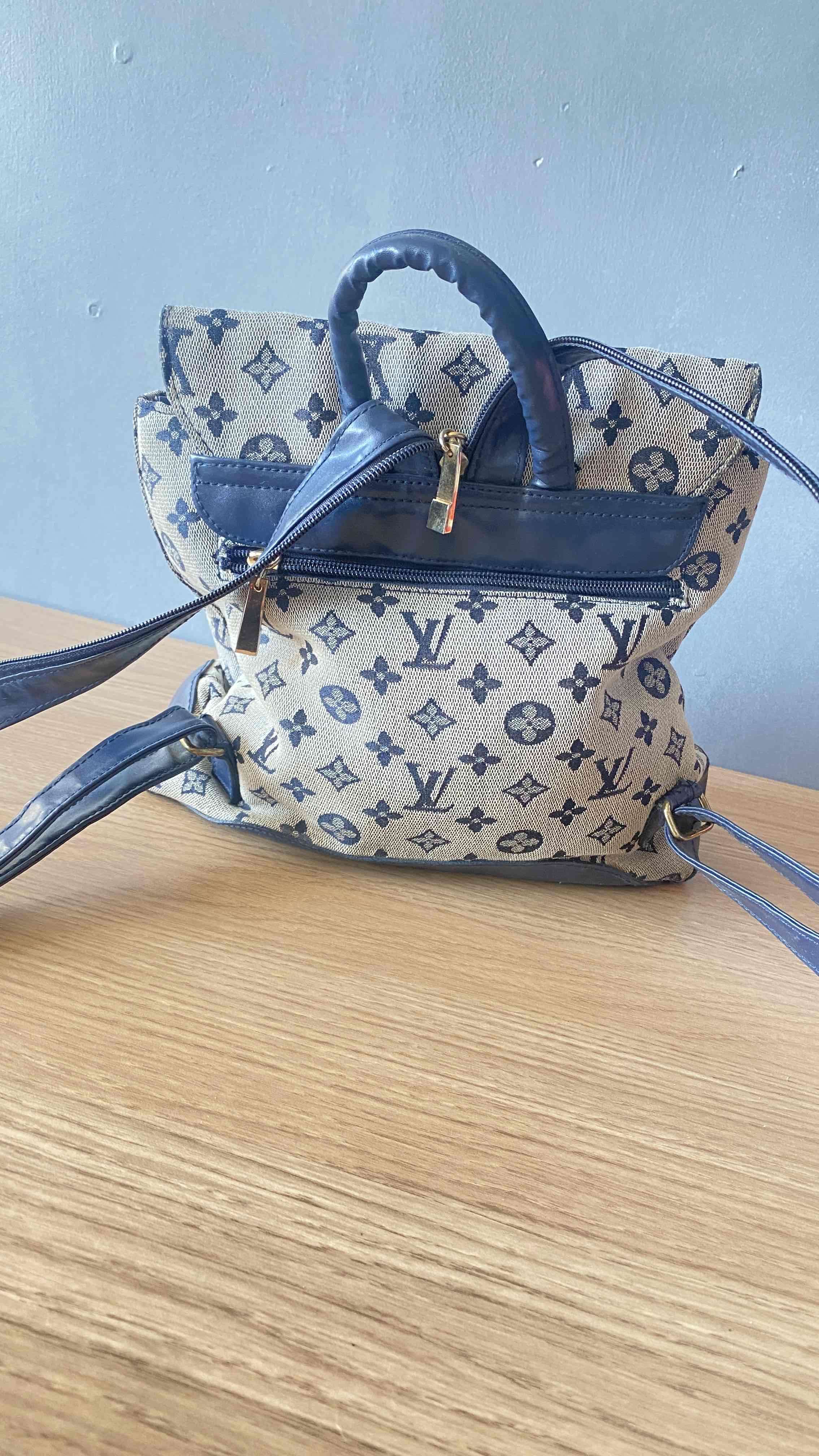 Mochila estampada gris y negra louis vuitton - miniatura 2