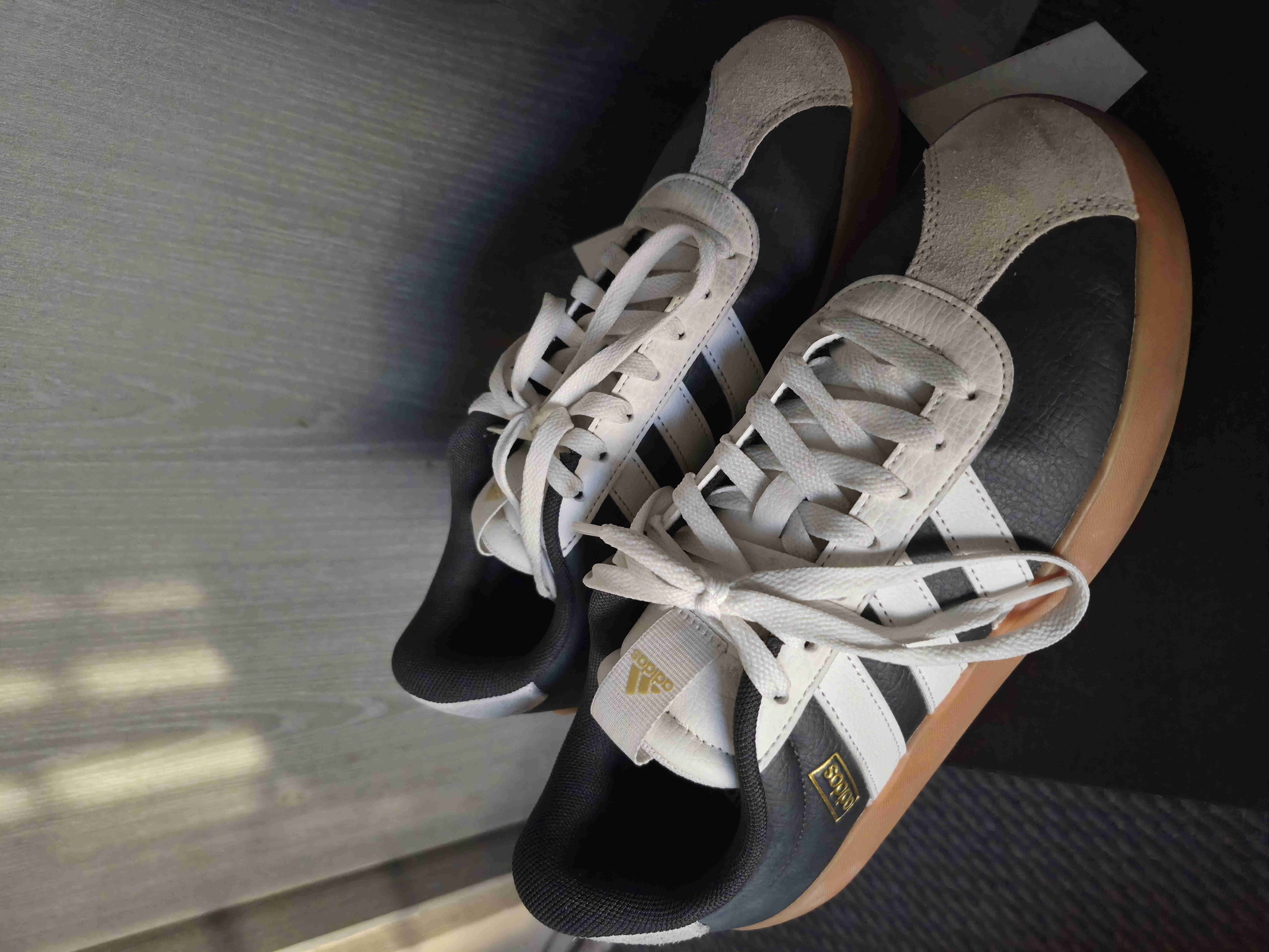 Zapatillas adidas blancas y negras - miniatura 1