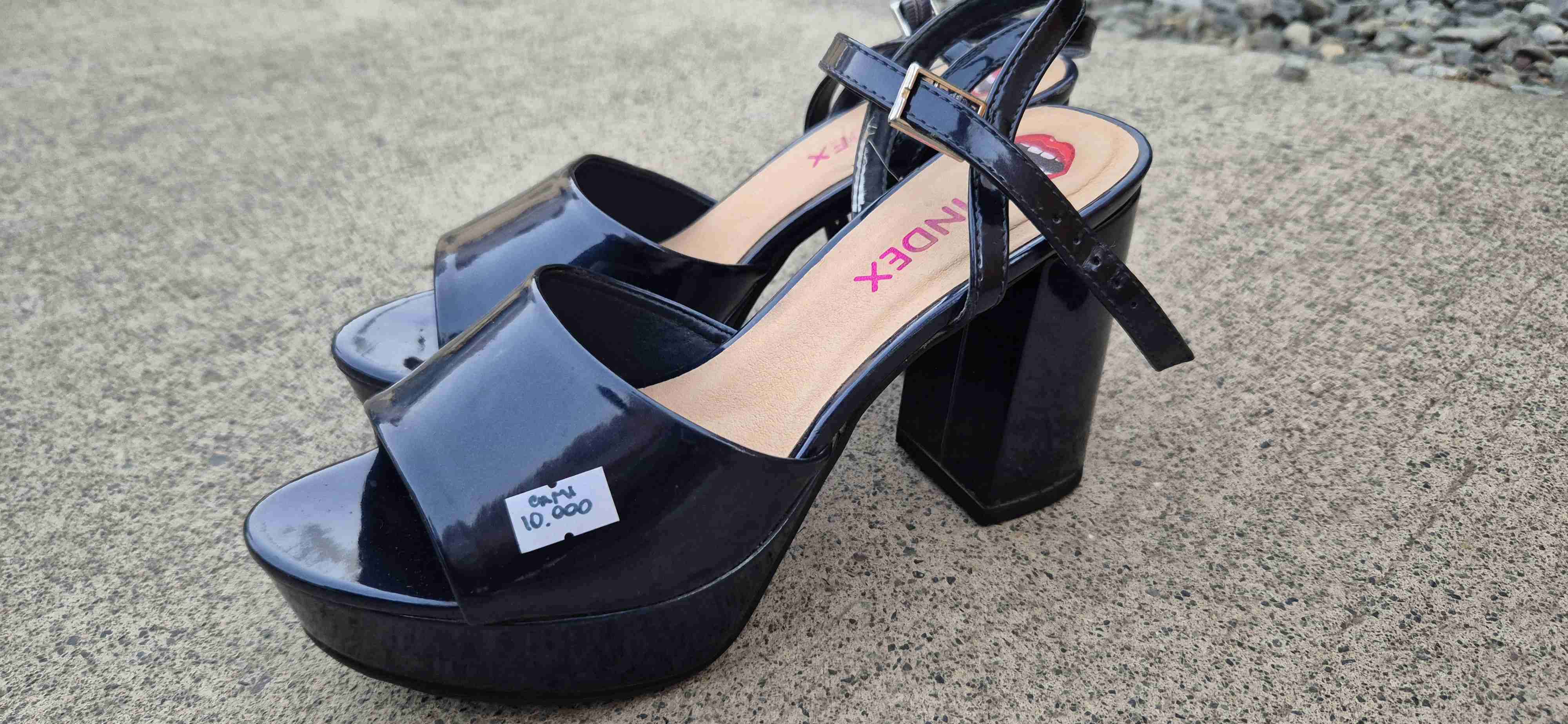 Sandalias negras con taco alto