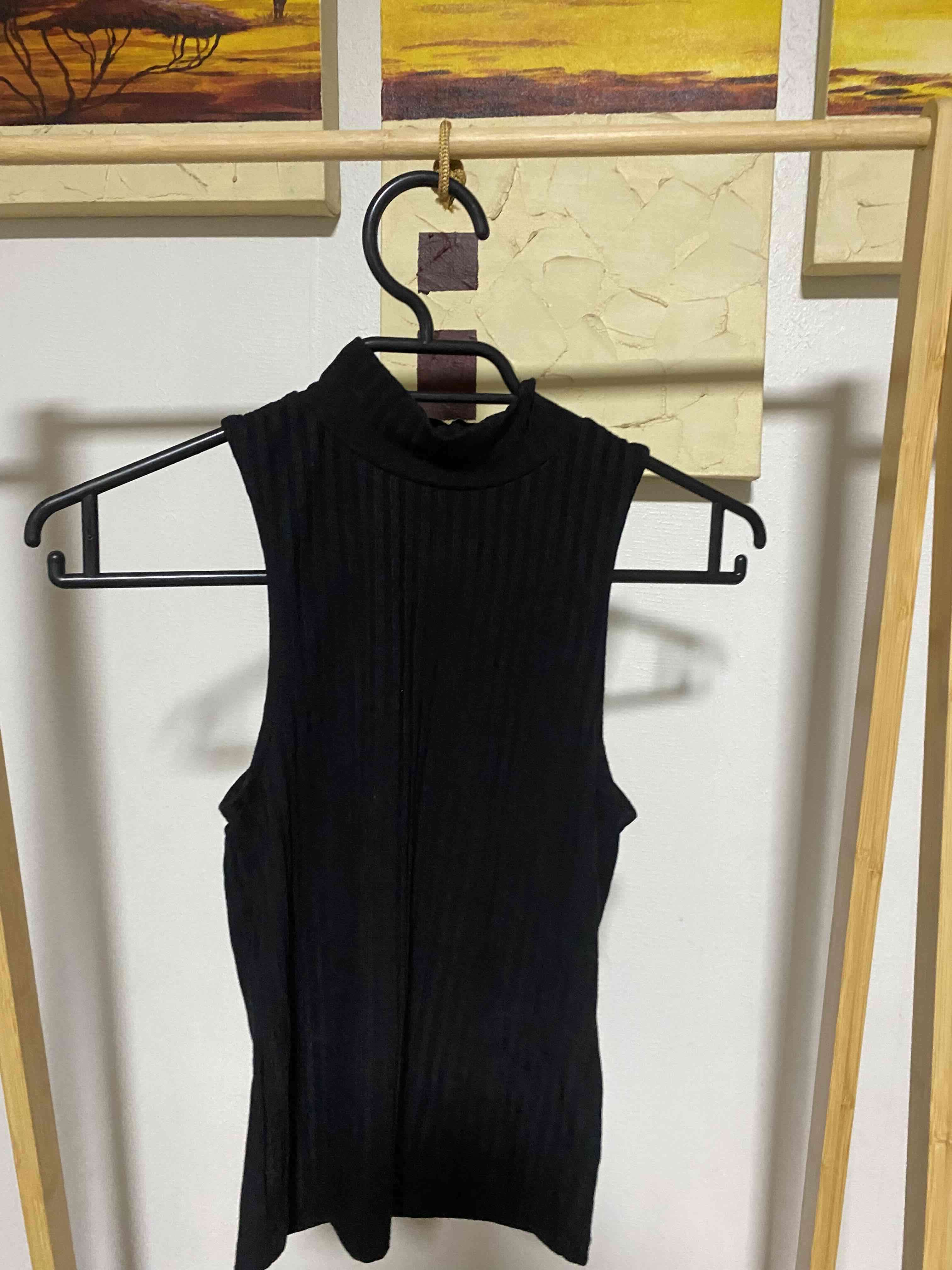 Polera sin mangas negra ribeteada talla xs