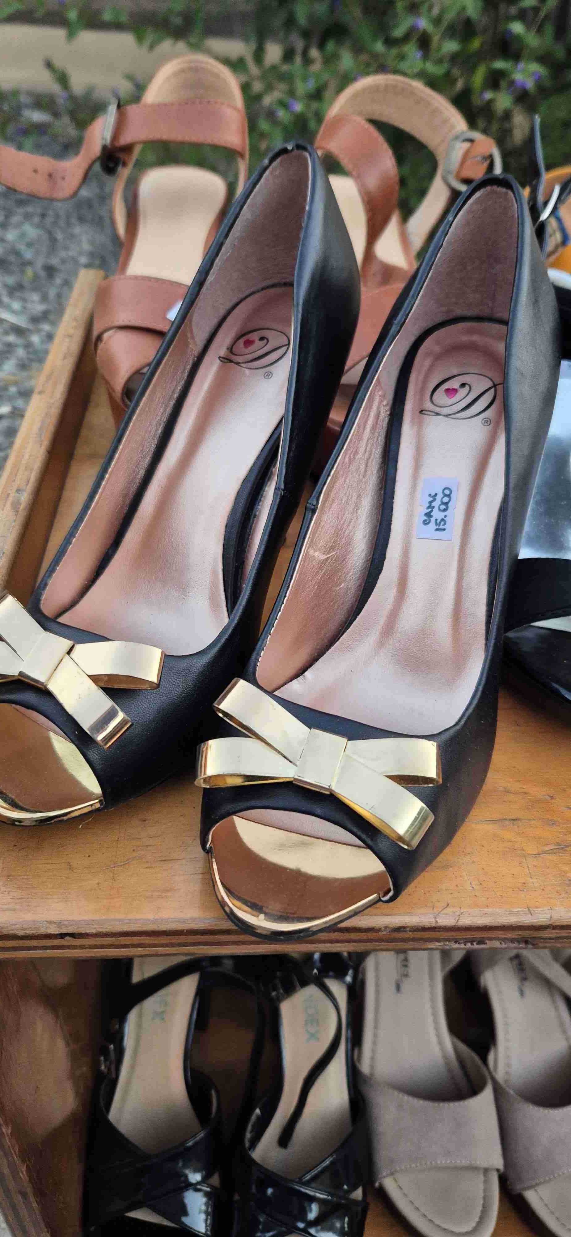 Tacones negros con lazo dorado