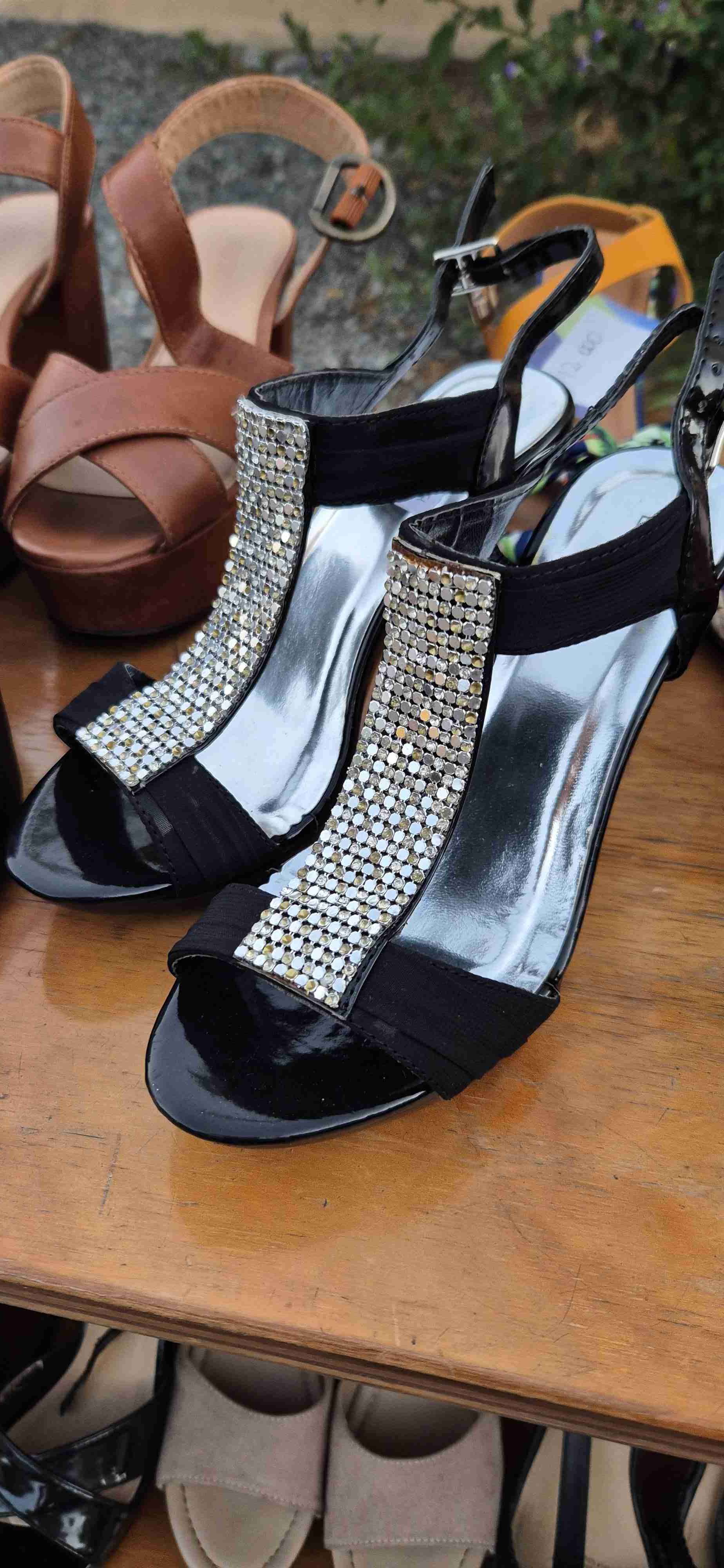 Sandalias negras con brillantes